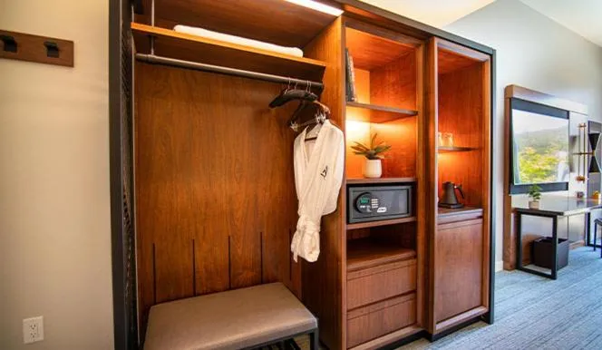 wardrobe, Bed in The Ameswell Hotel