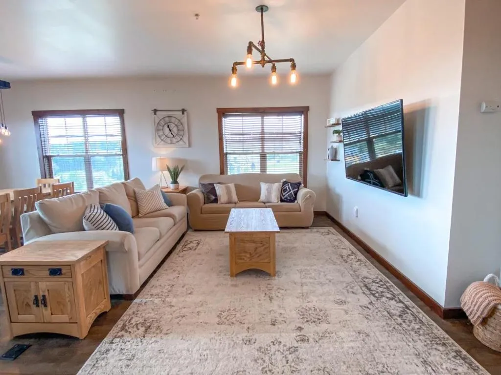 Living room in Remodeled Ski In-Out - 305 Soaring Eagle - Luxury!