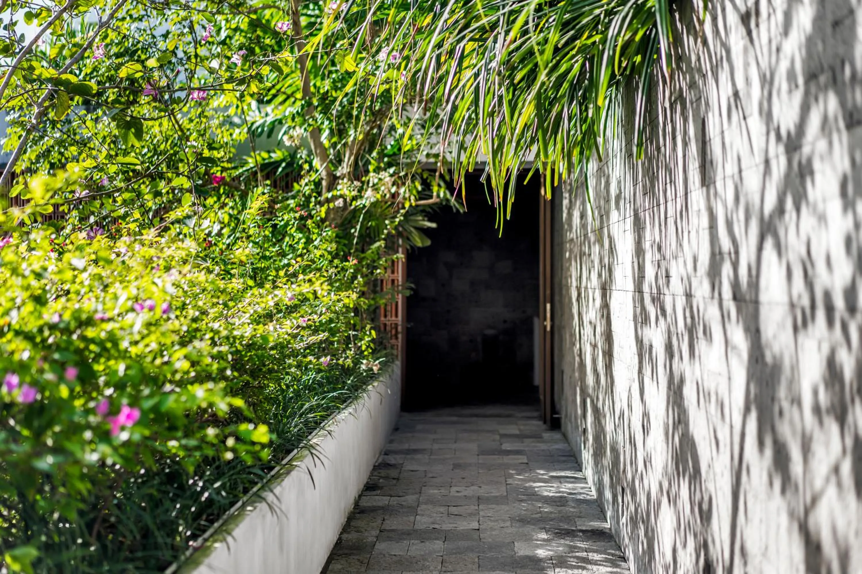 Facade/entrance in Blossom Eco Luxe Villas by Ekosistem