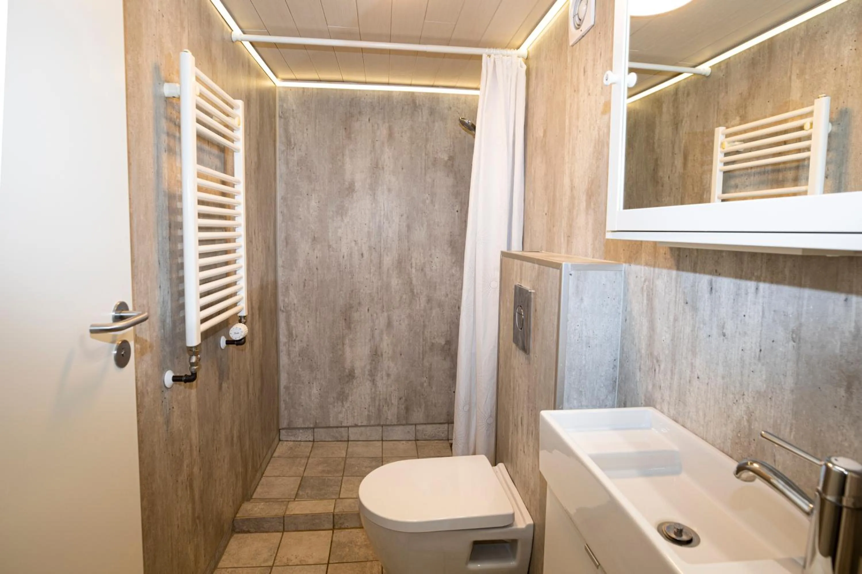 Shower in Day Dream Soleyjargata Rooms & Apartments