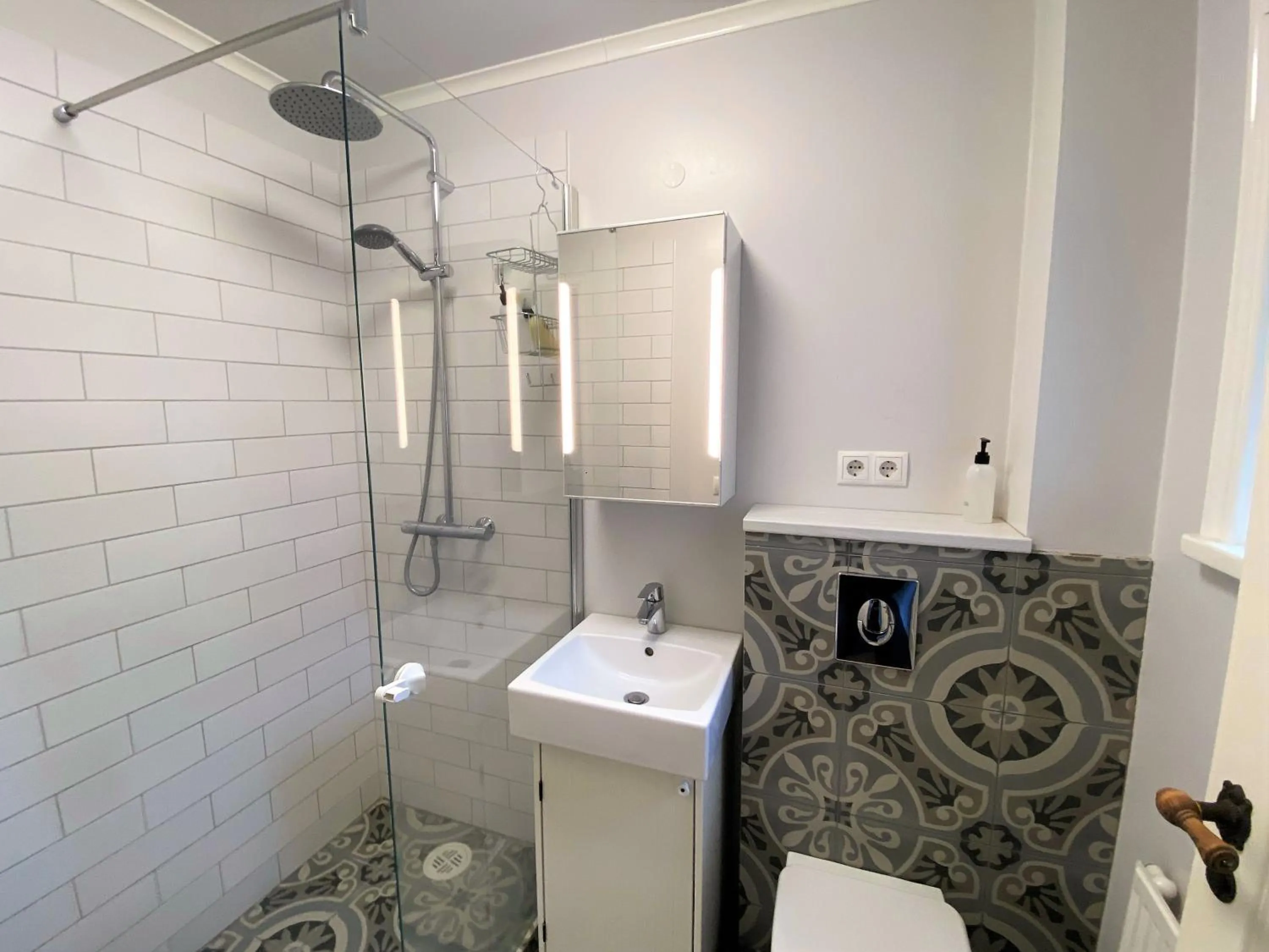 Shower in Day Dream Soleyjargata Rooms & Apartments