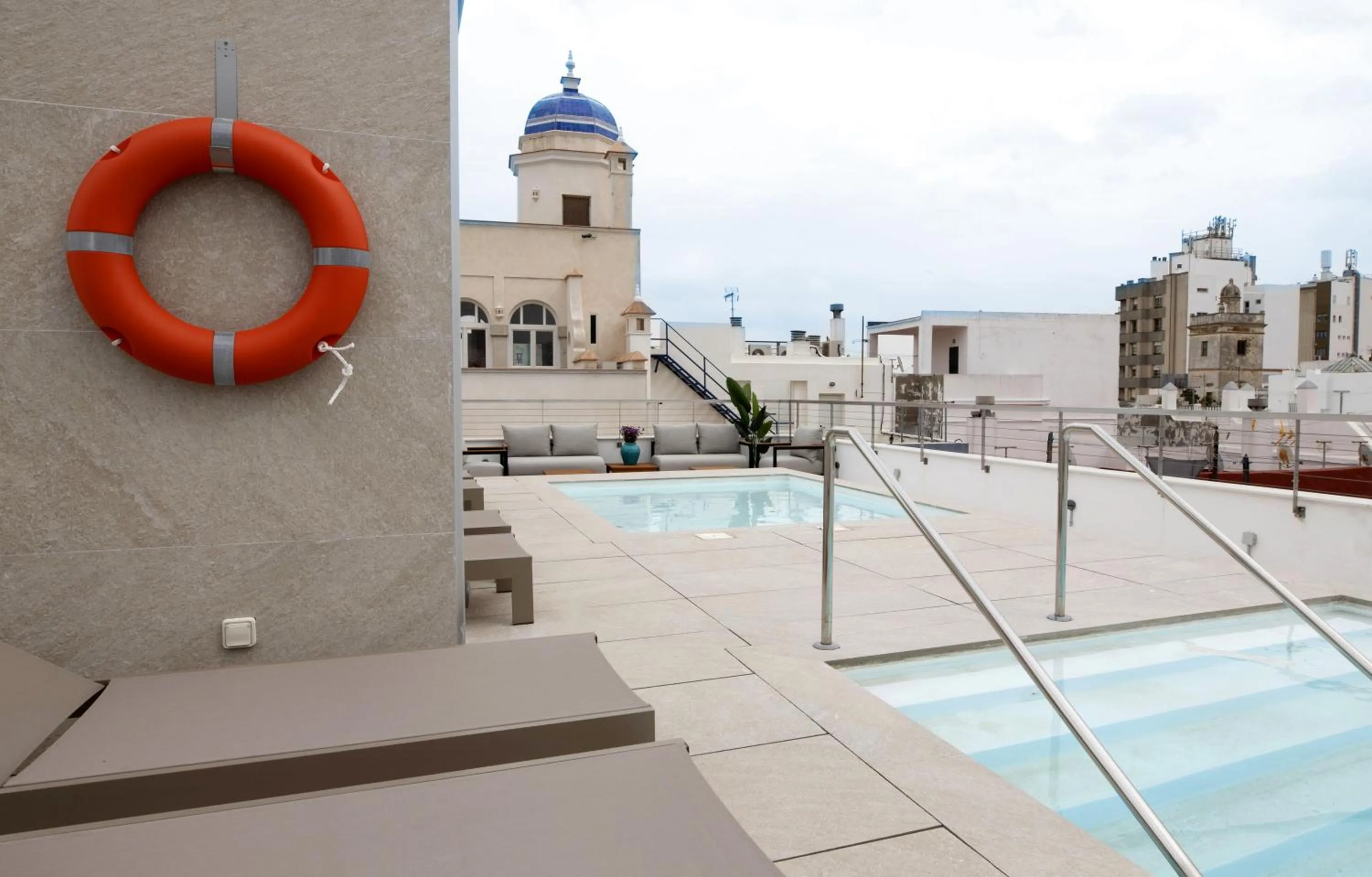 Swimming pool in Goodnight Cádiz Apartments