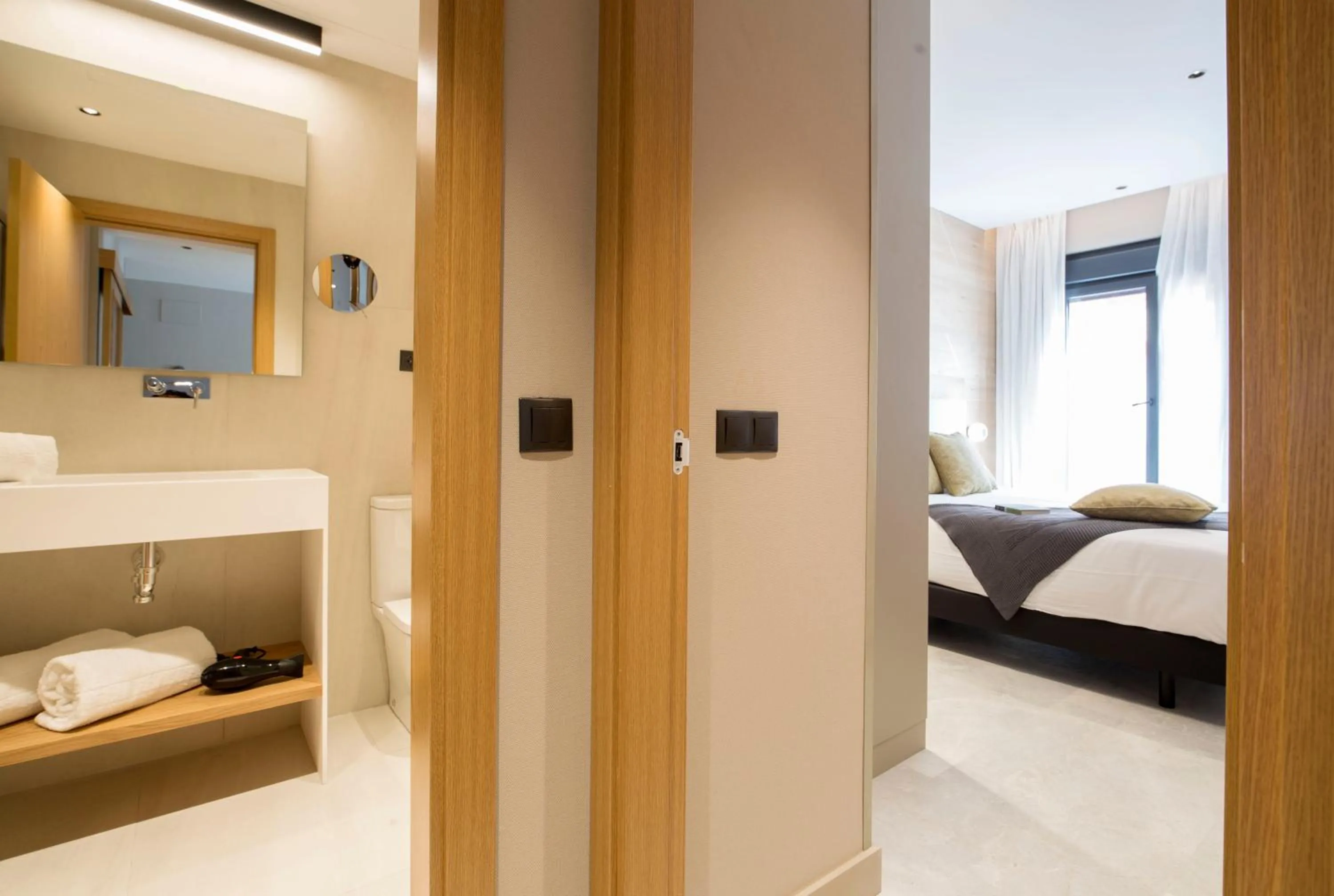 Bathroom, Bed in Goodnight Cádiz Apartments