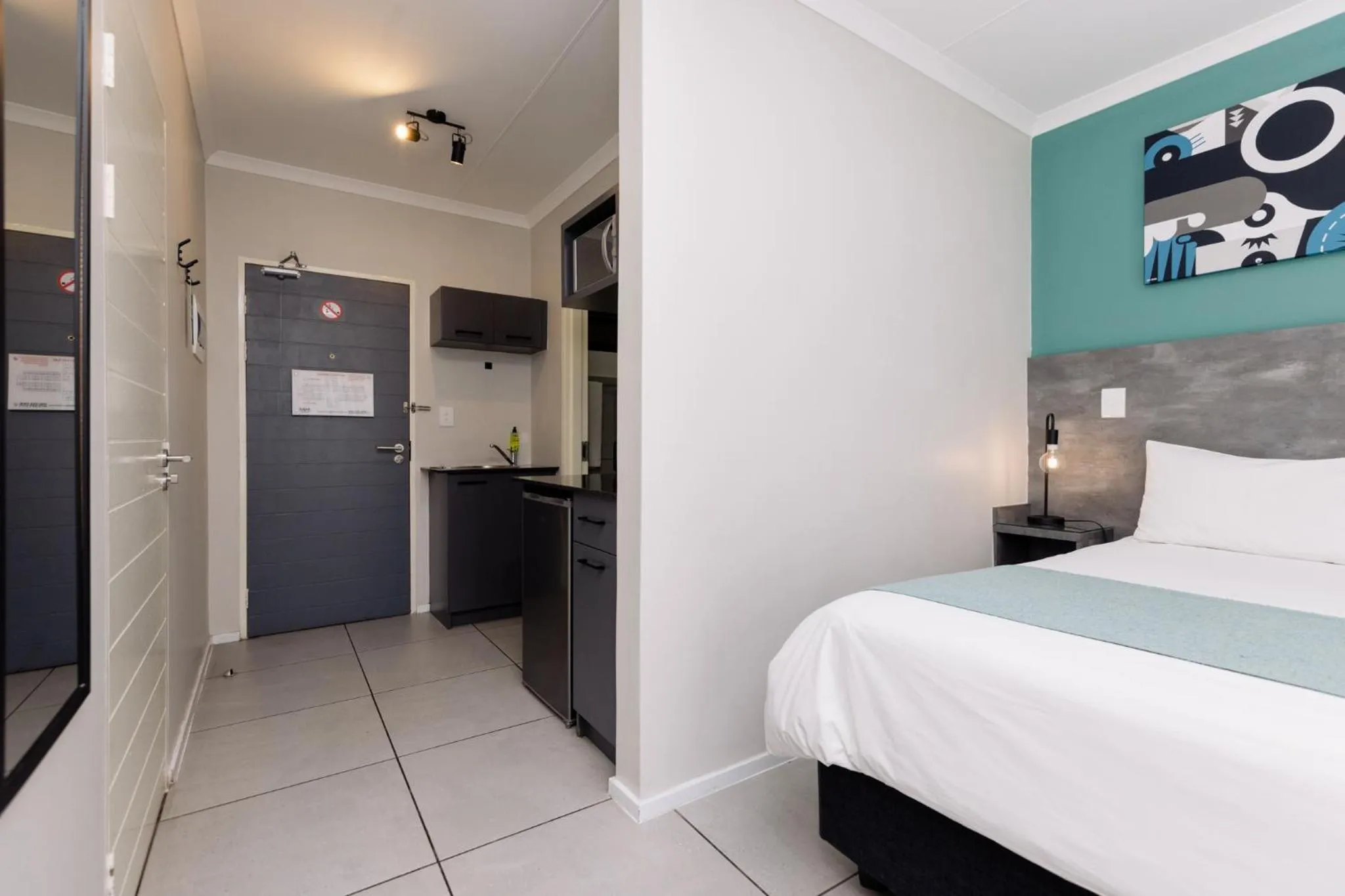 Photo of the whole room, Bed in MINT Express Melrose View