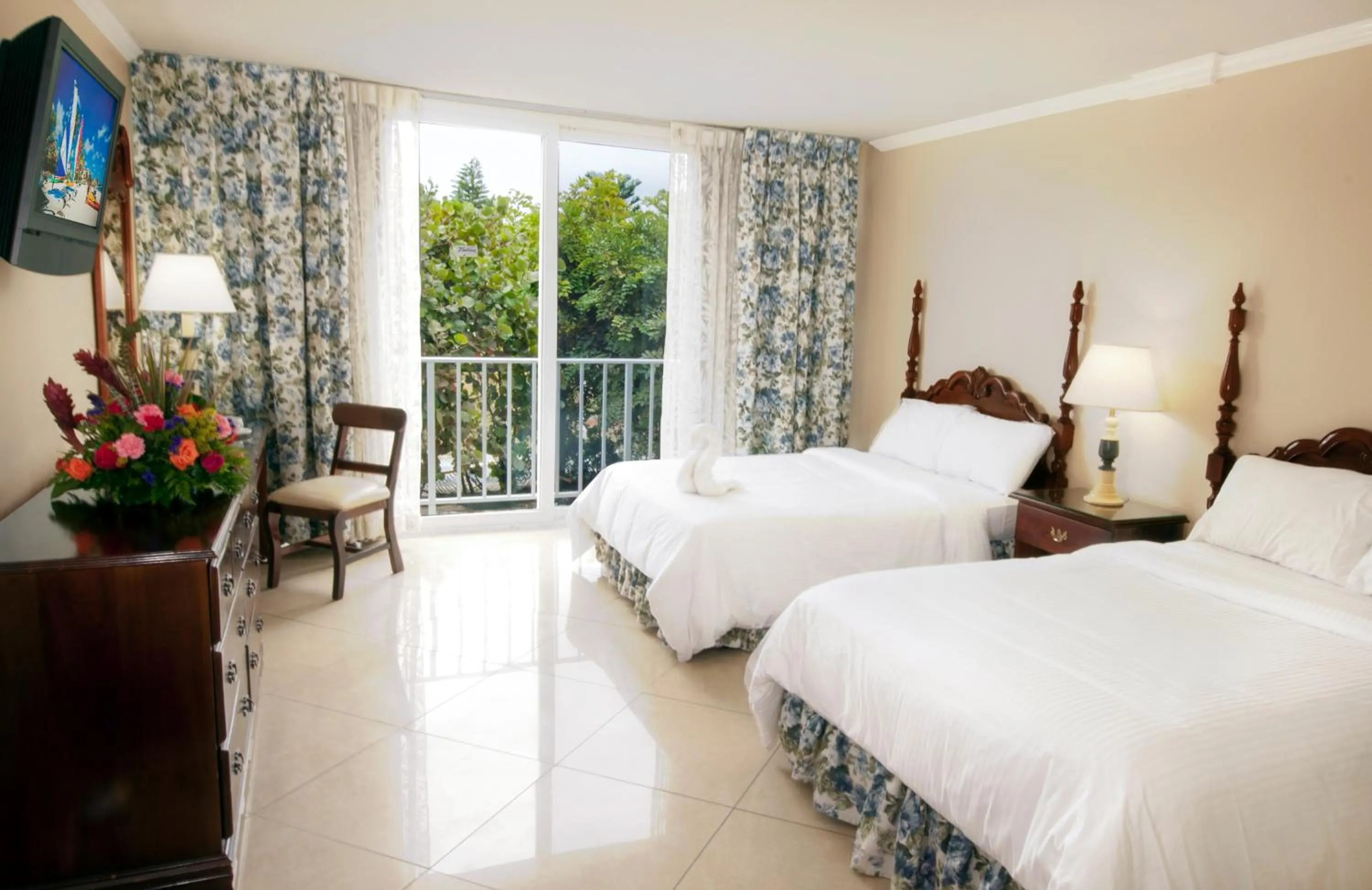 Bedroom, Bed in Breezes Resort & Spa All Inclusive, Bahamas