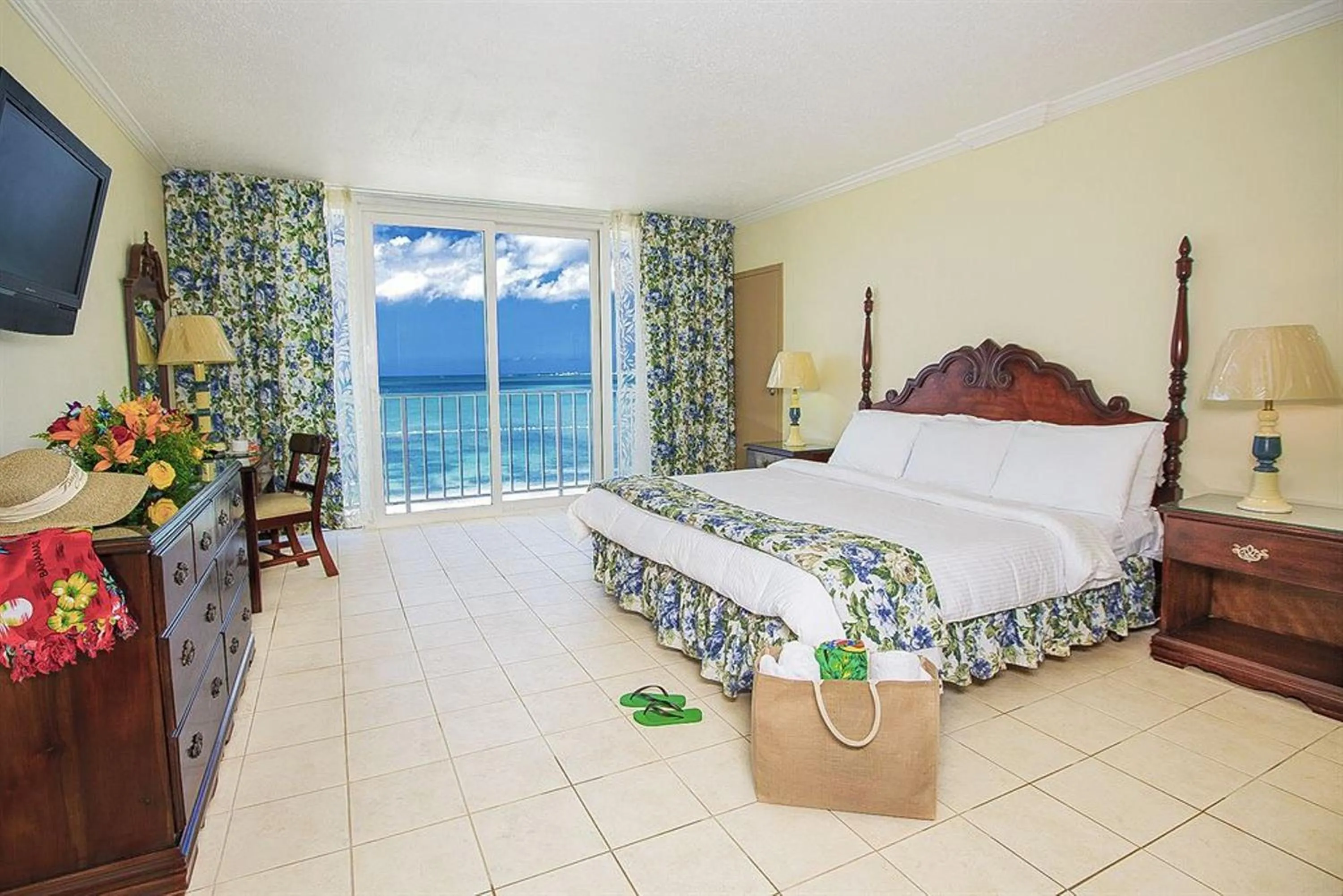 Photo of the whole room, Bed in Breezes Resort & Spa All Inclusive, Bahamas