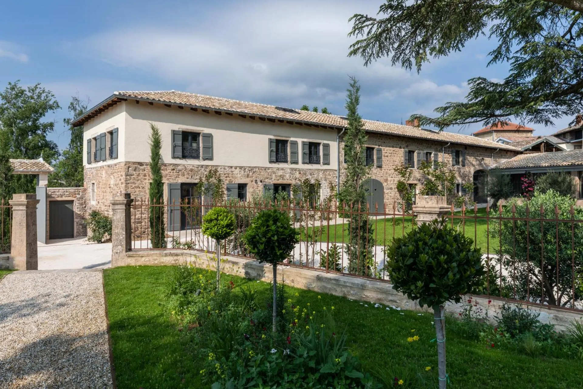 Property building in Hôtel Villa Alexandre