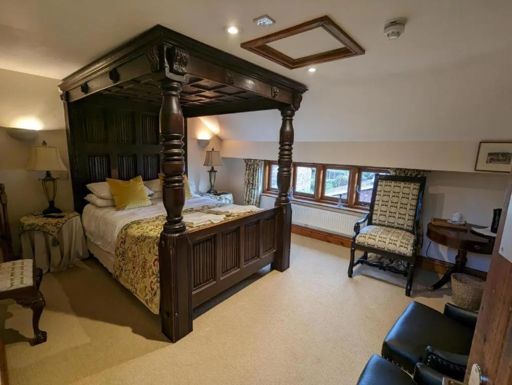 Bedroom in The Rising Sun Inn