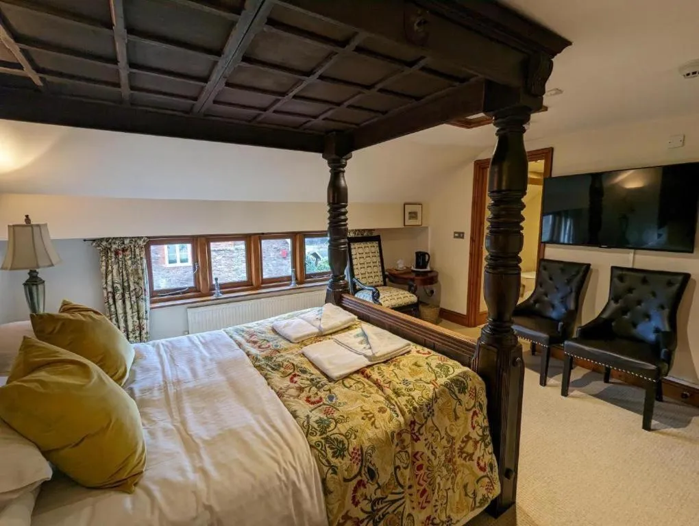 Bedroom in The Rising Sun Inn