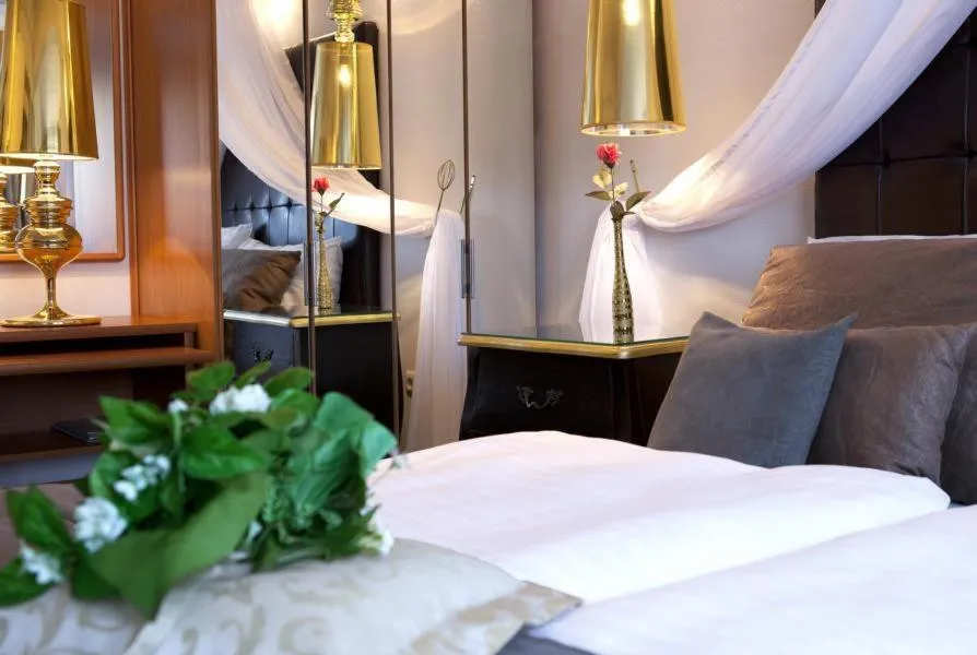 Decorative detail, Bed in Boulevard Hotel Hamburg