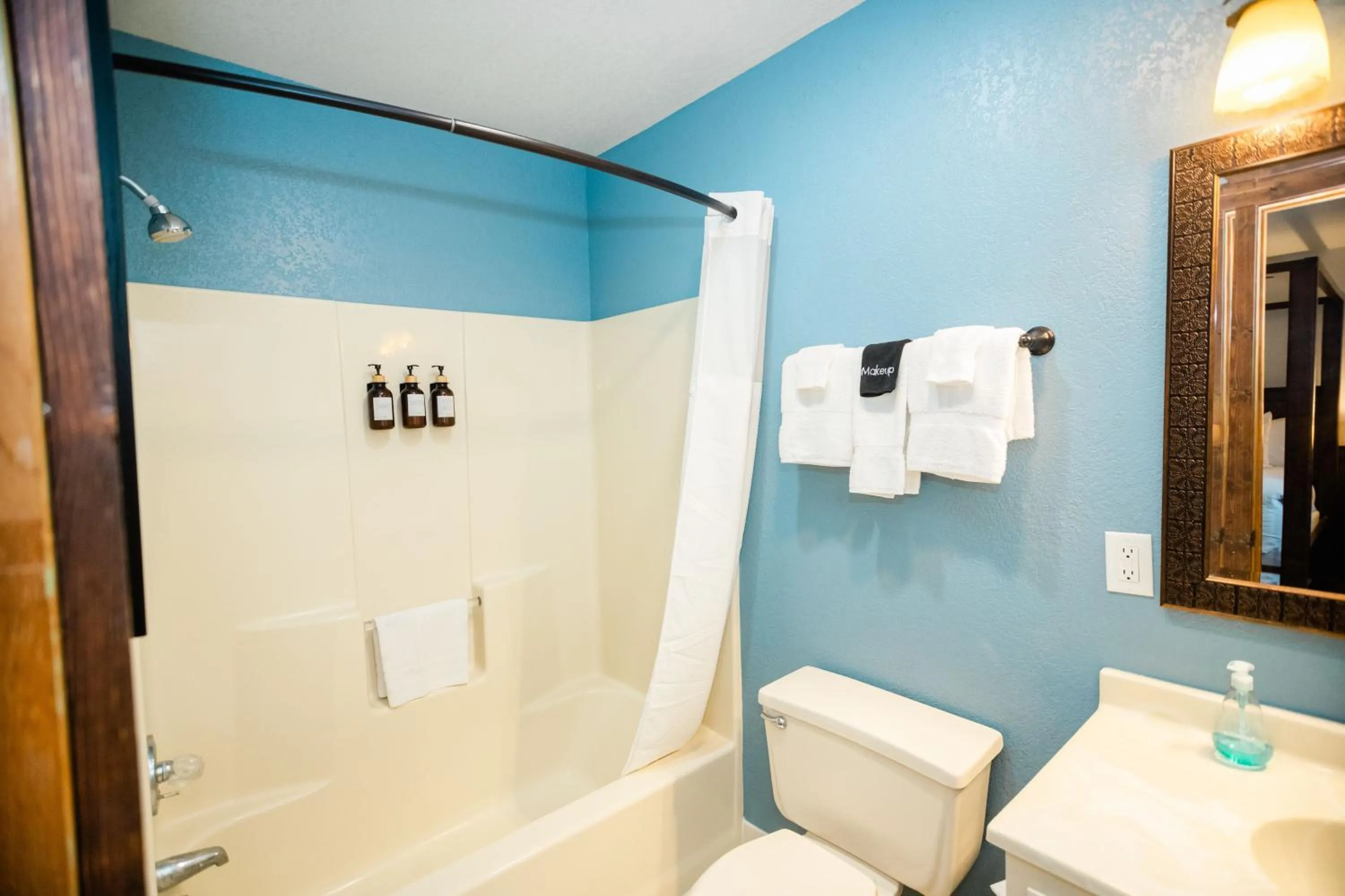 Shower in Sylvan Valley Lodge and Cellars