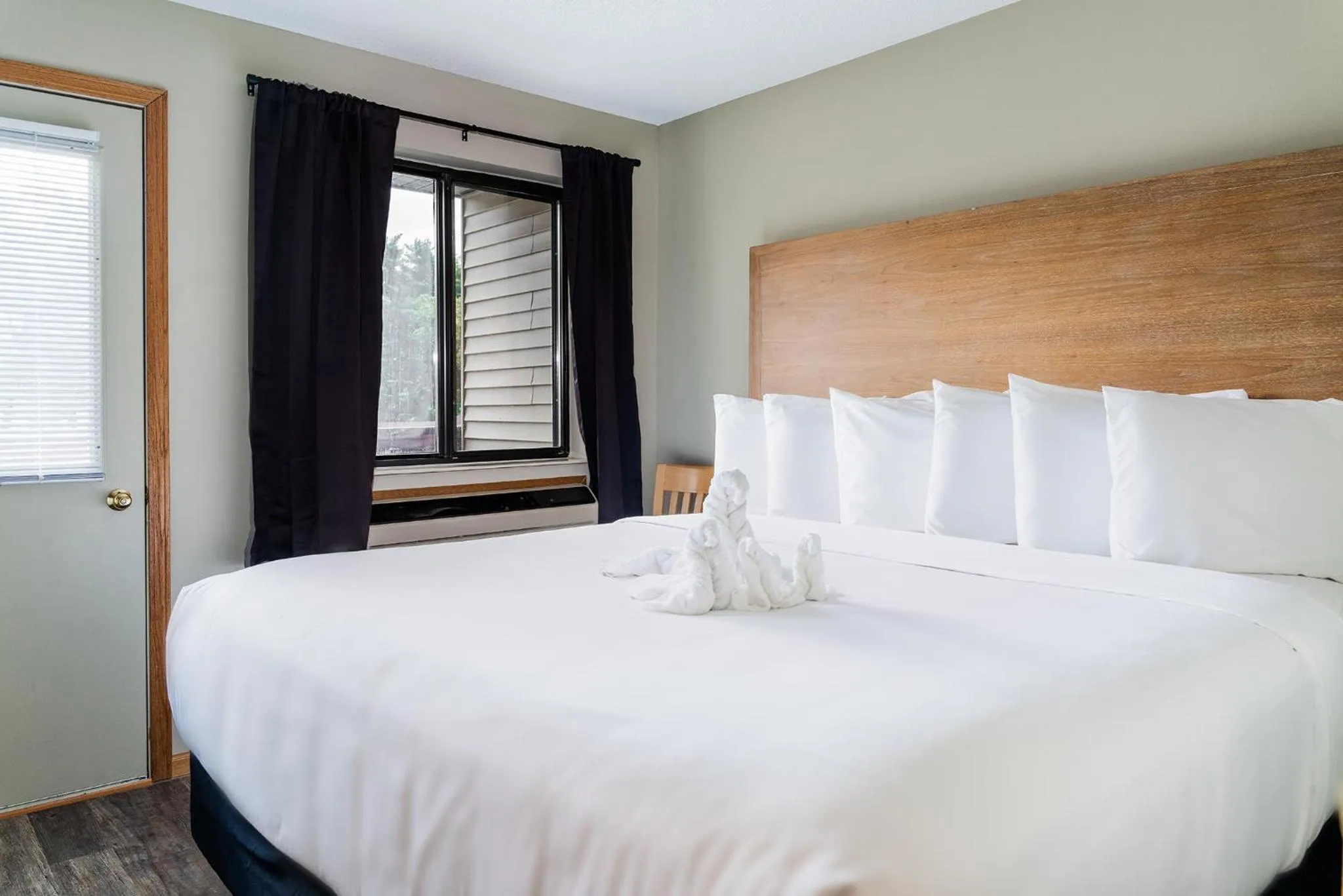 Bedroom, Bed in Aloha Beach Resort