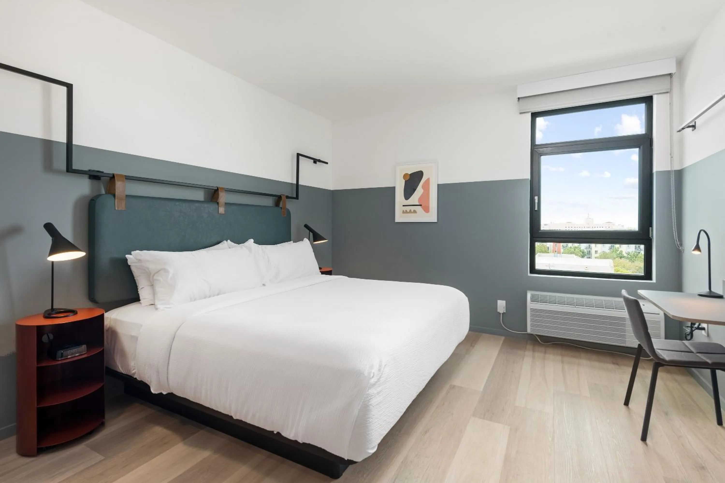 Bed in The Metric - Los Angeles Downtown