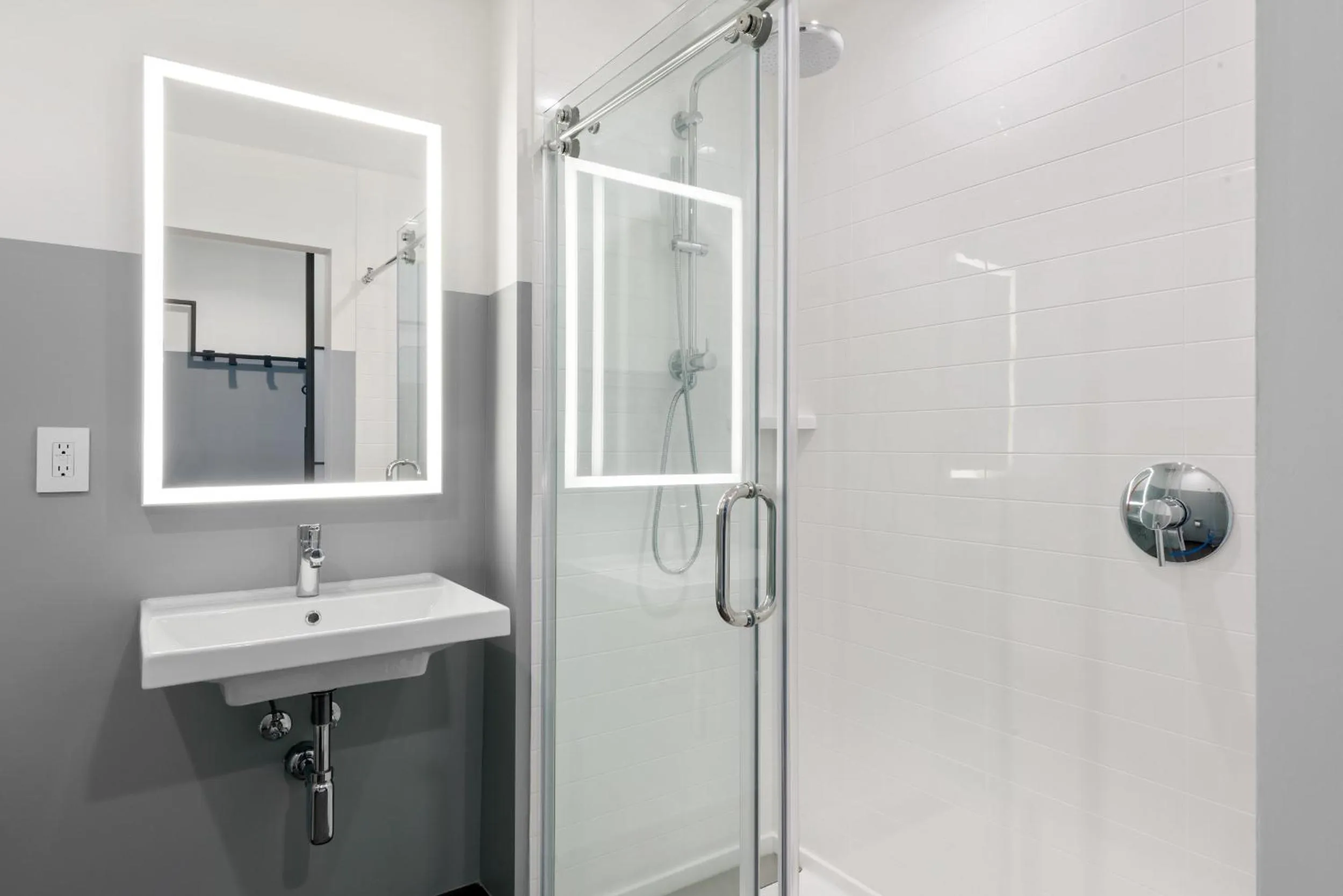 Shower in The Metric - Los Angeles Downtown