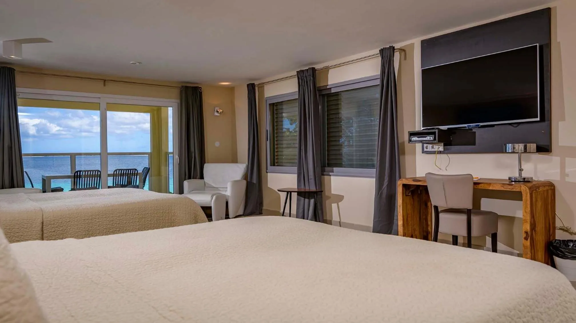 Photo of the whole room, TV/Entertainment Center in Thebonairian