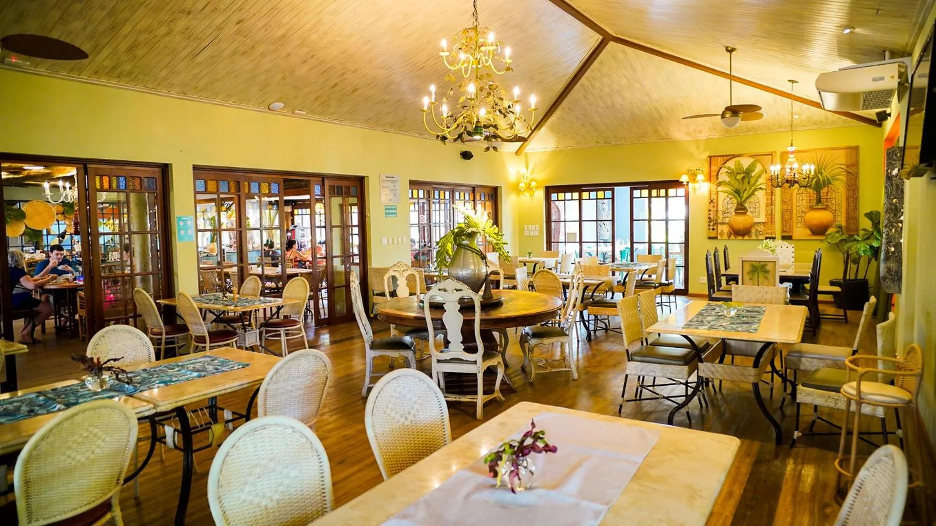 Restaurant/places to eat in Hot Beach Raízes