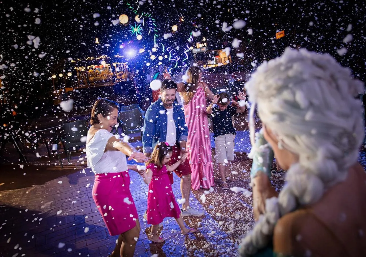 children in Hot Beach Raízes