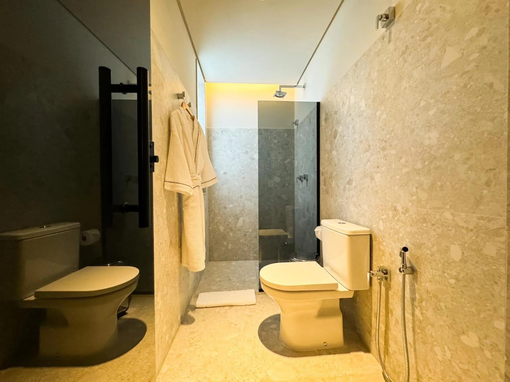 Shower in Hot Beach Raízes