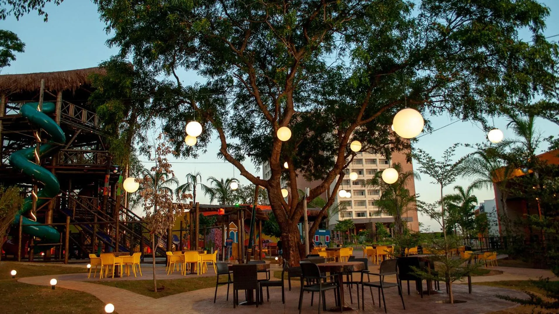 Property building in Hot Beach Raízes