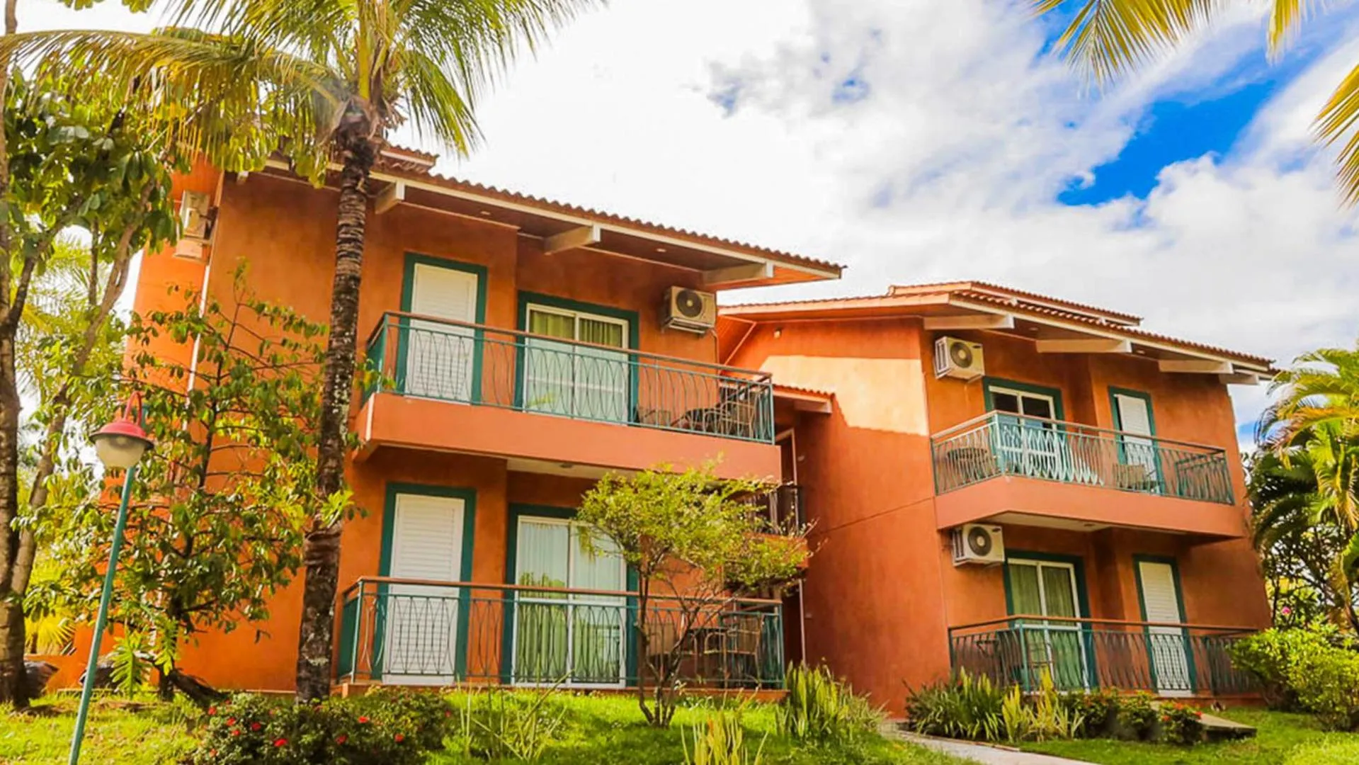 Property building in Hot Beach Raízes