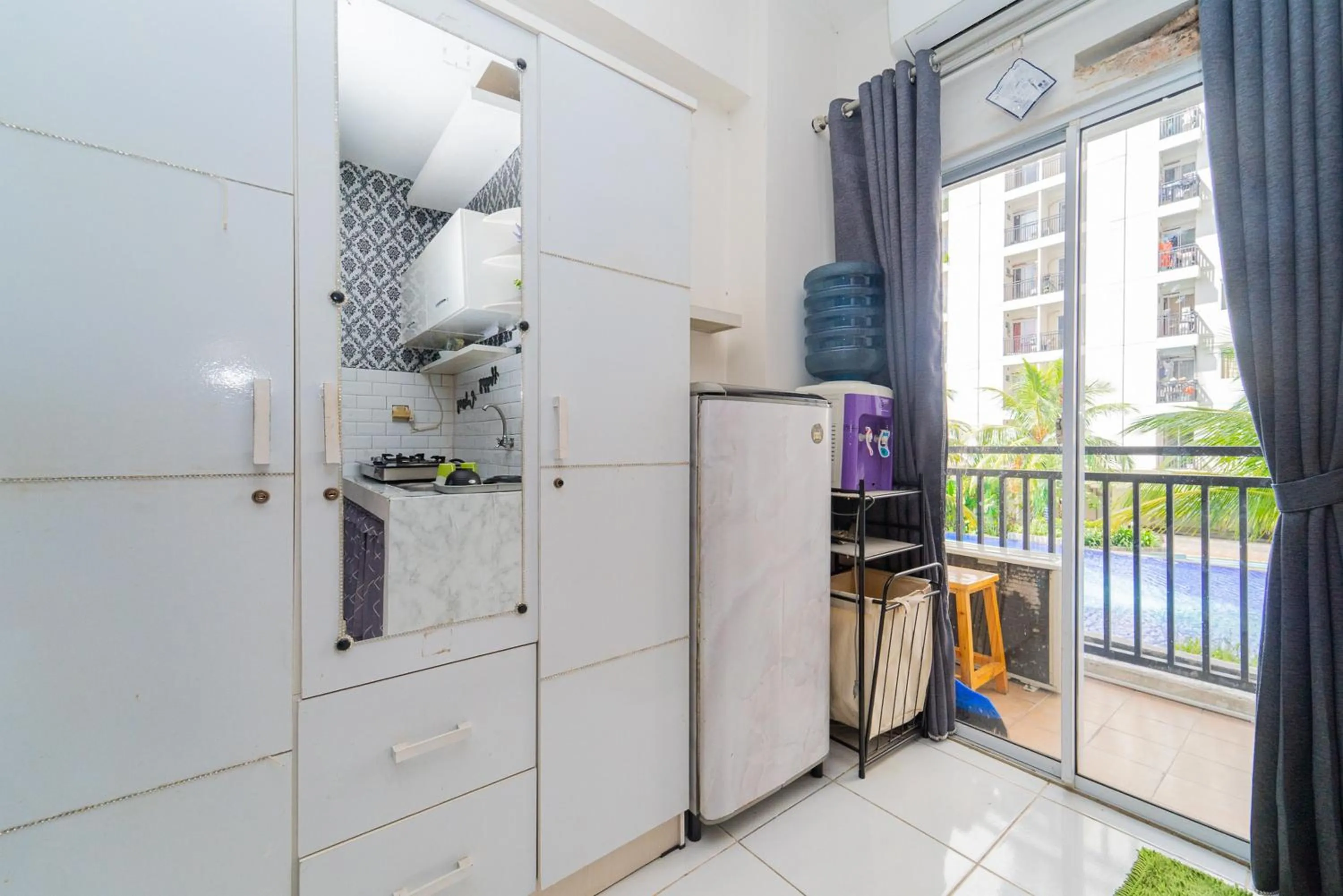 Kitchen or kitchenette in RedLiving Apartemen Cinere Resort - Gold Room