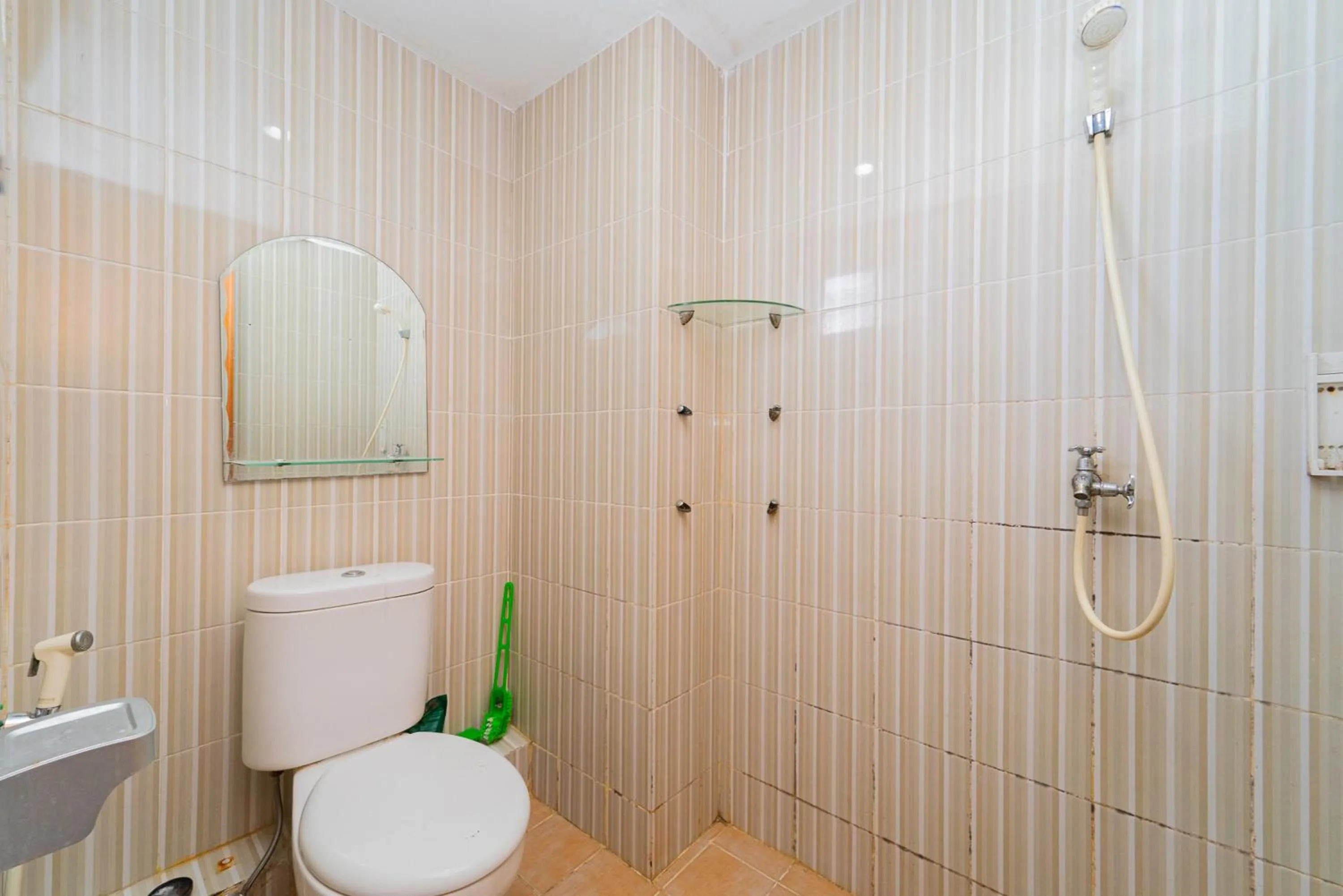 Shower in RedLiving Apartemen Cinere Resort - Gold Room