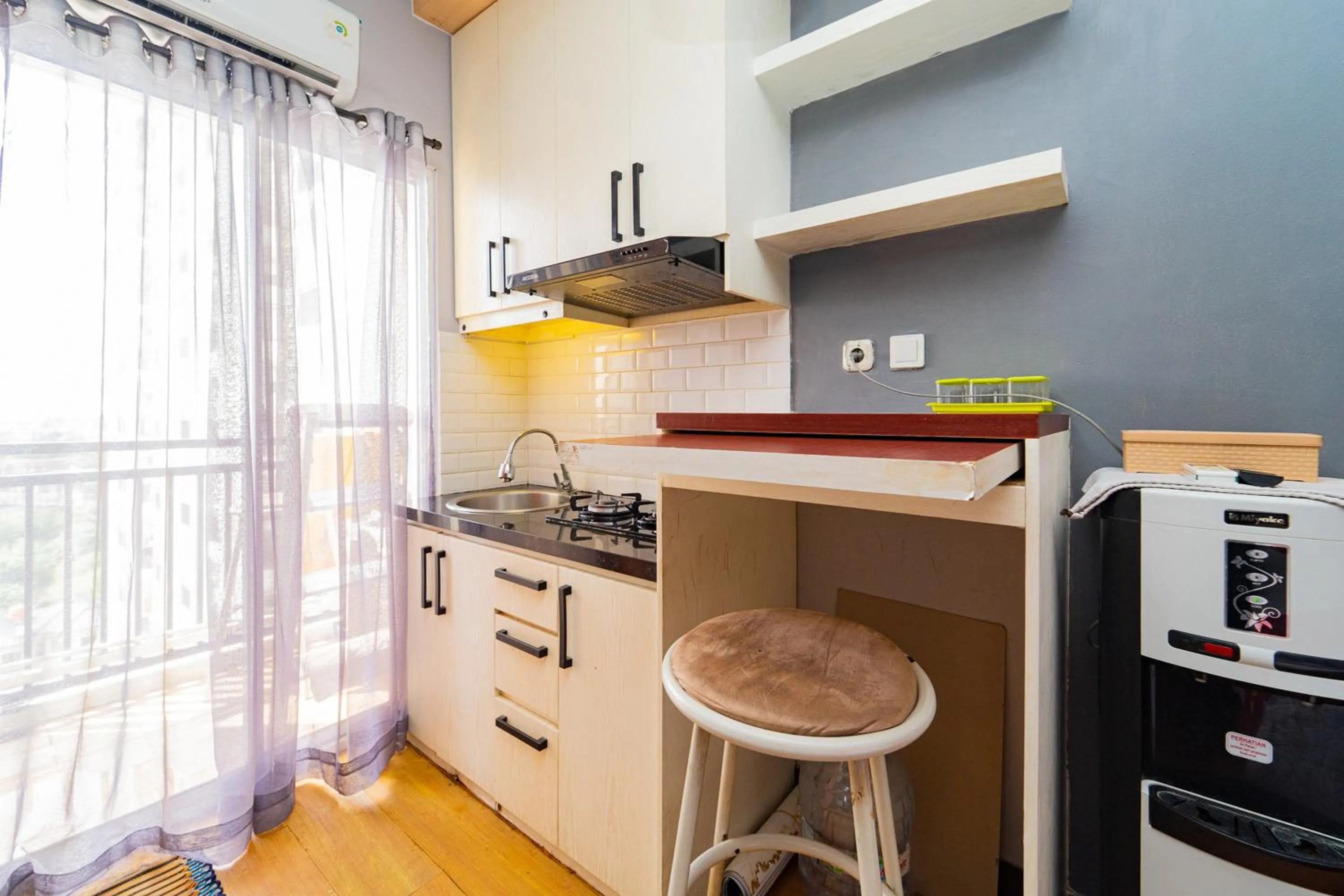 Kitchen or kitchenette in RedLiving Apartemen Cinere Resort - Gold Room