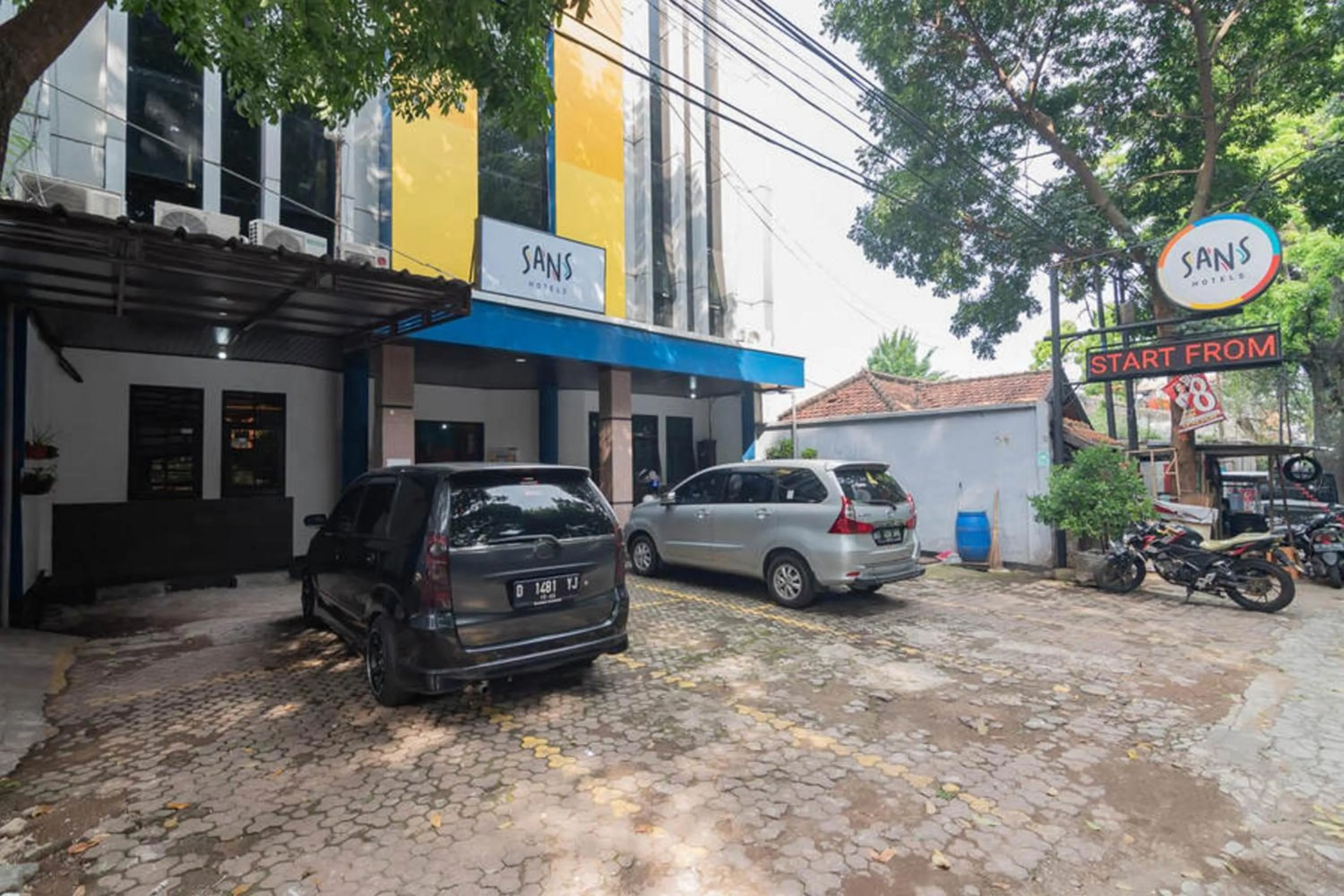 Property building in Sans Hotel Cihampelas Bandung