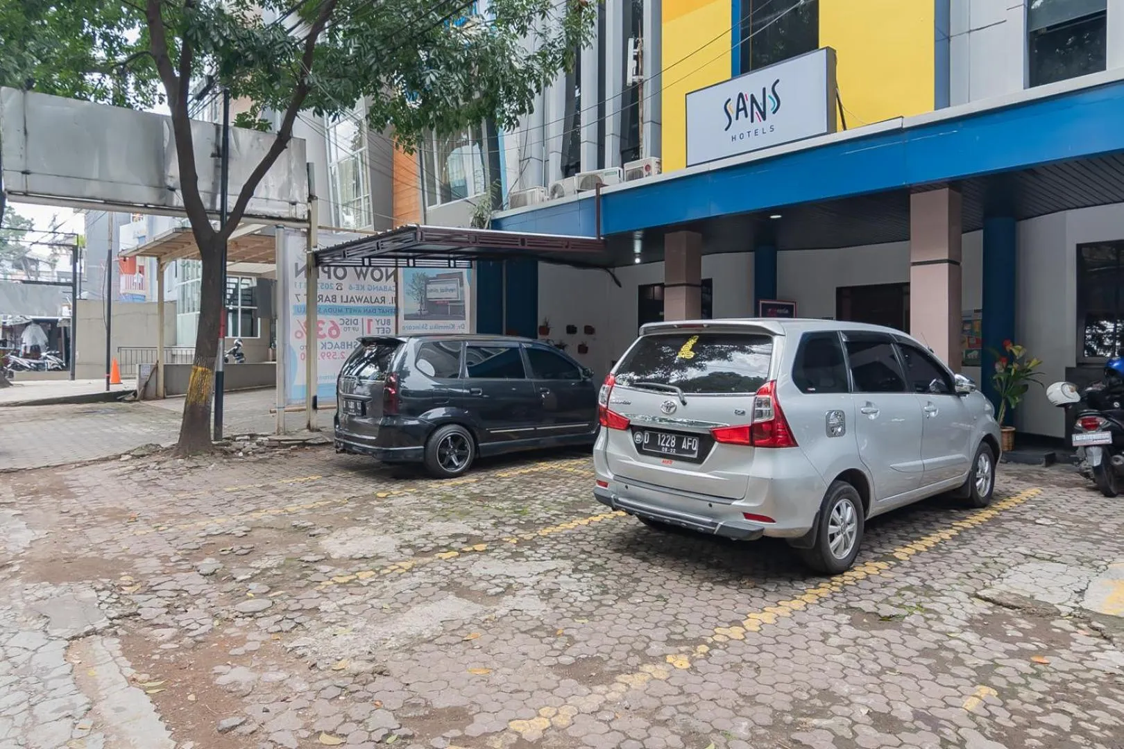 Property building in Sans Hotel Cihampelas Bandung