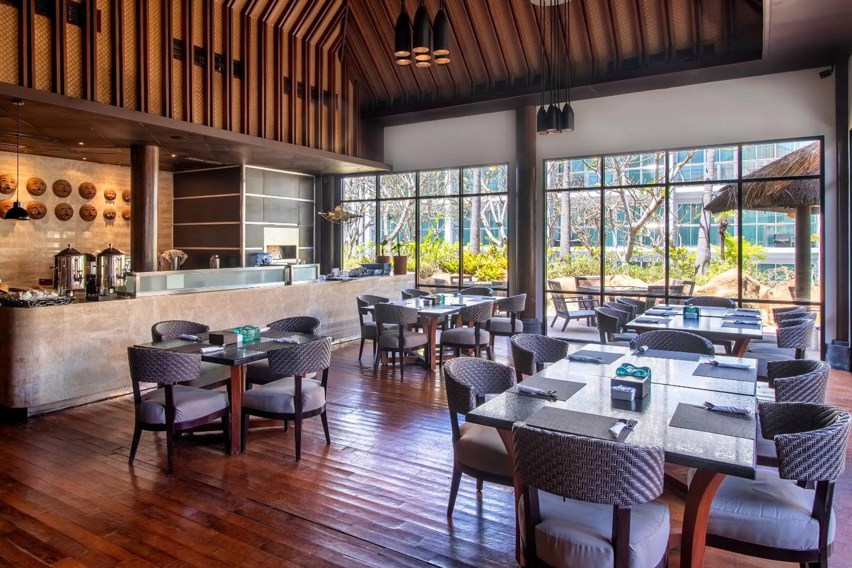 Restaurant/places to eat in The Sakala Resort Bali All Suites