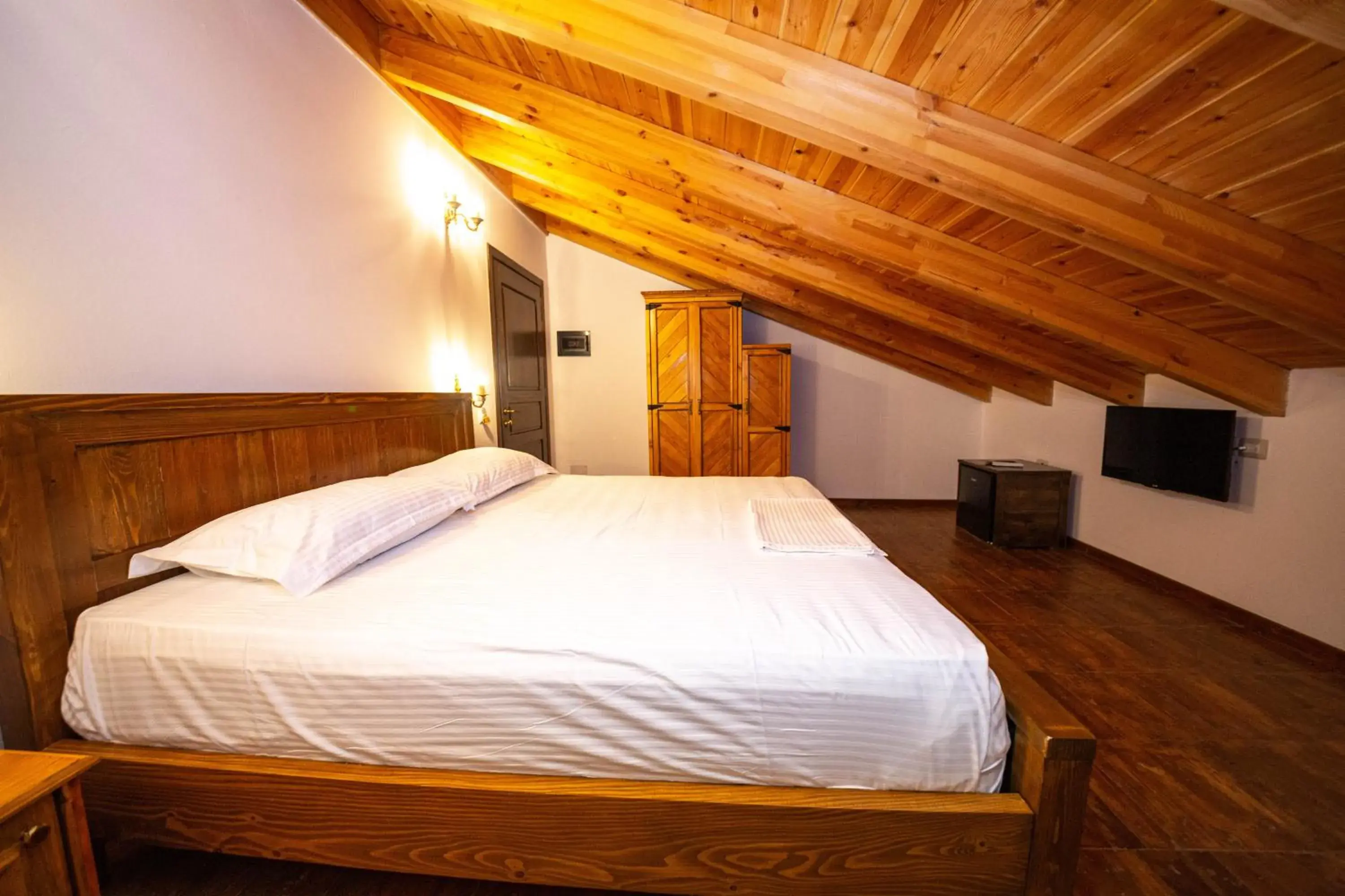 Classic Double or Twin Room - Attic in Berati Castle Hotel Classic Double or Twin Room - Attic in Berati Castle Hotel