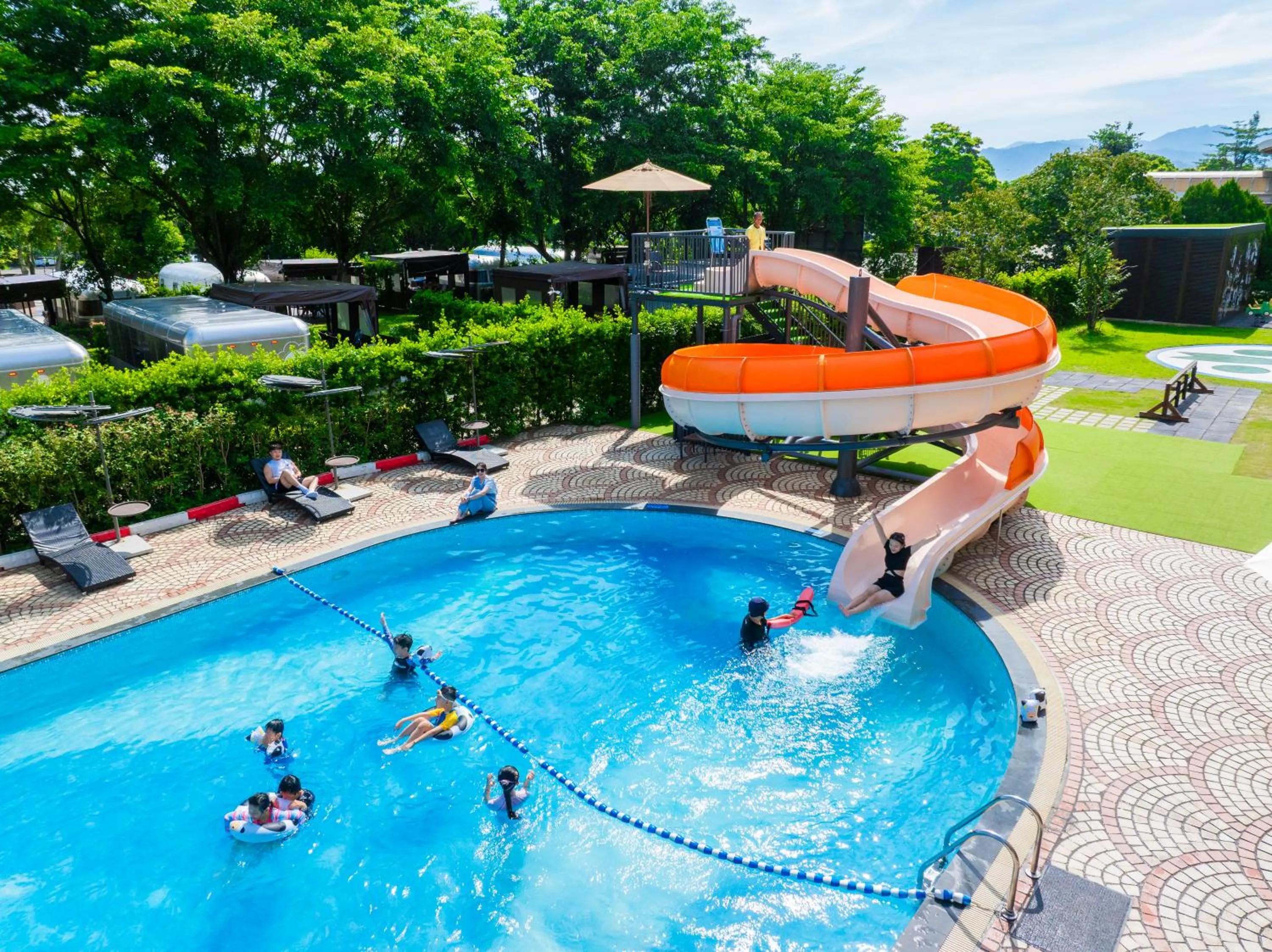 Swimming pool in Taoyuan Yuehua Hotel & Golf Club
