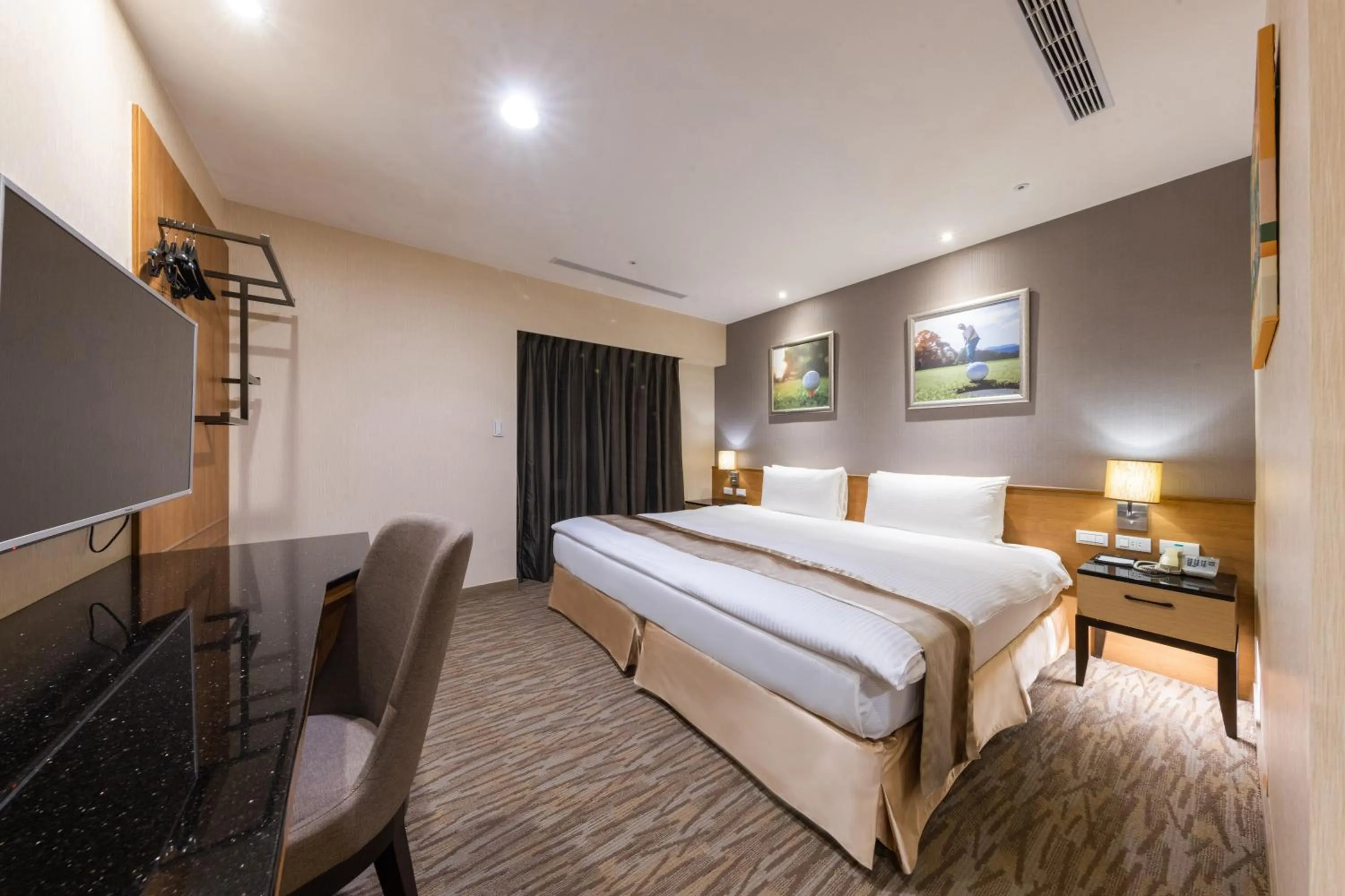 Photo of the whole room, Bed in Taoyuan Yuehua Hotel & Golf Club