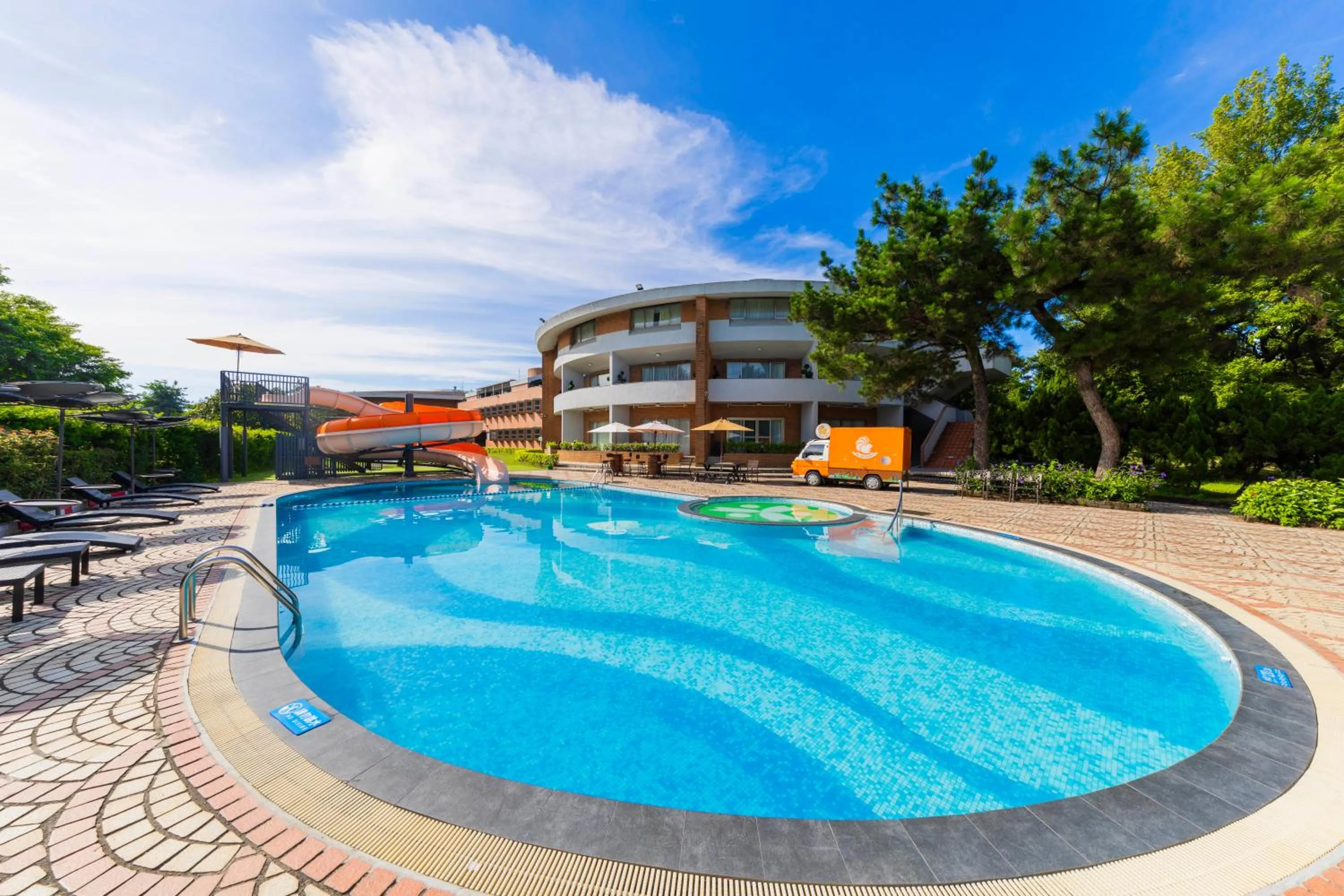 Swimming pool in Taoyuan Yuehua Hotel & Golf Club