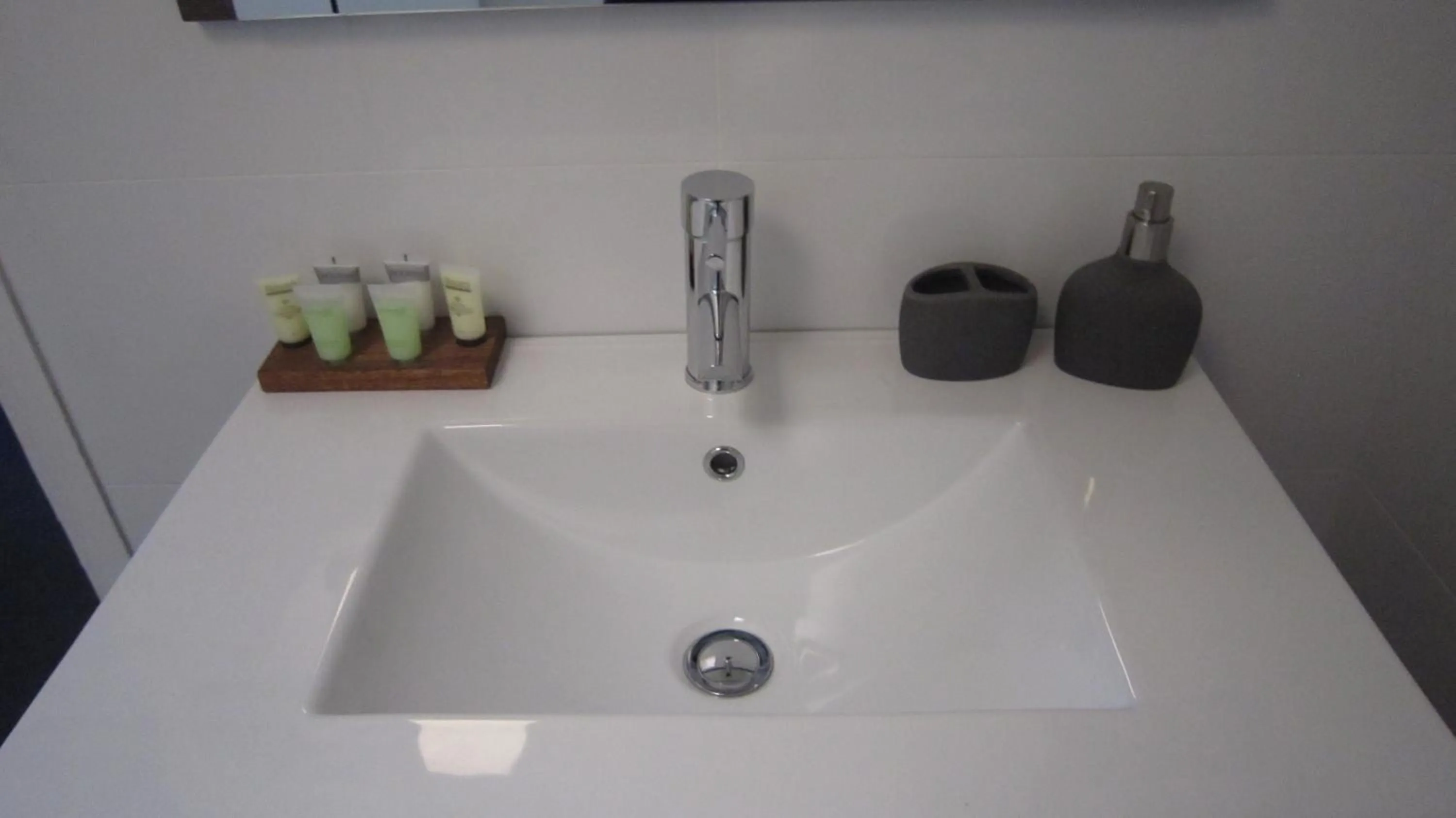 Bathroom in Castle Creek Motor Inn Euroa