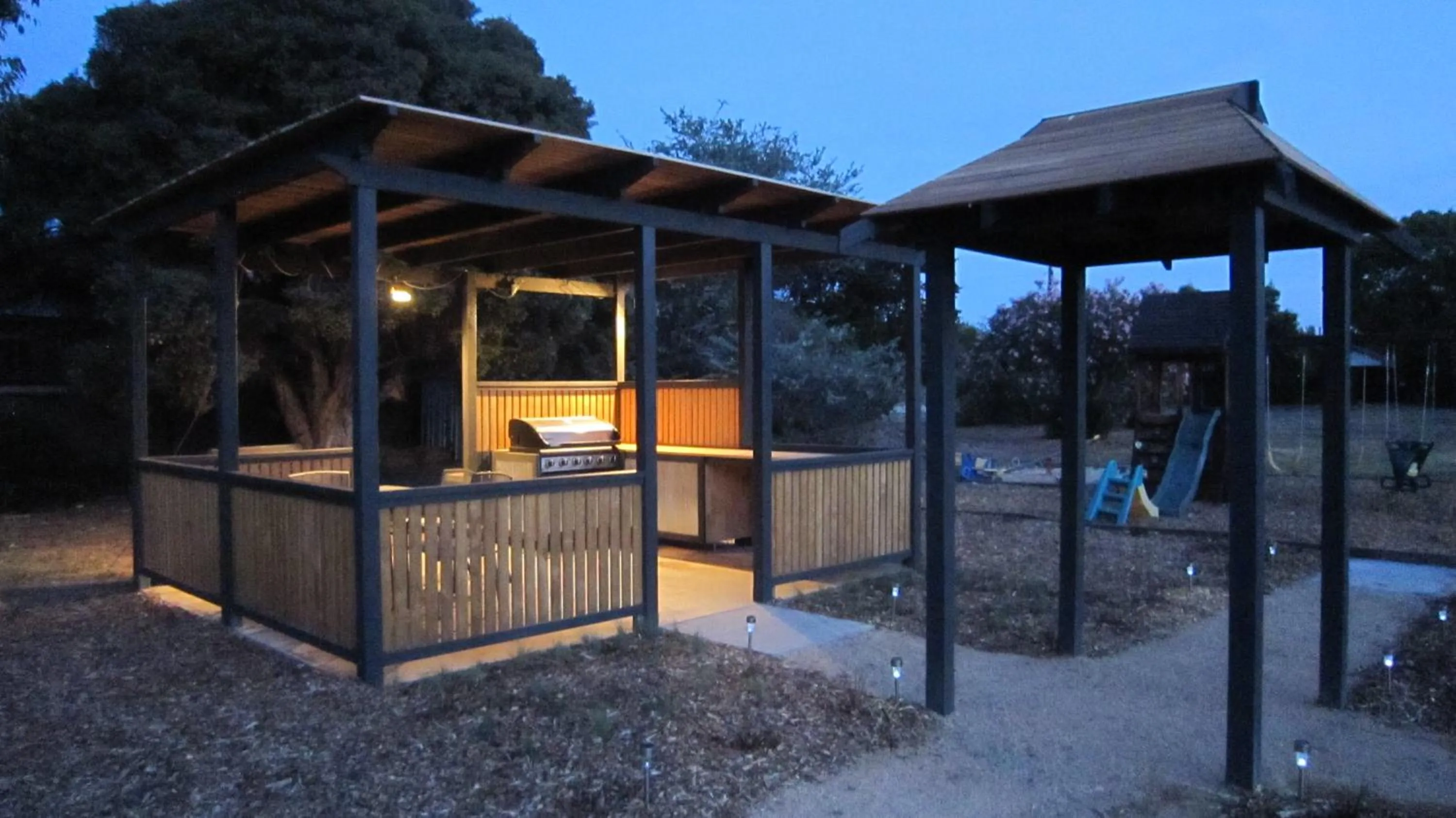 BBQ facilities in Castle Creek Motor Inn Euroa