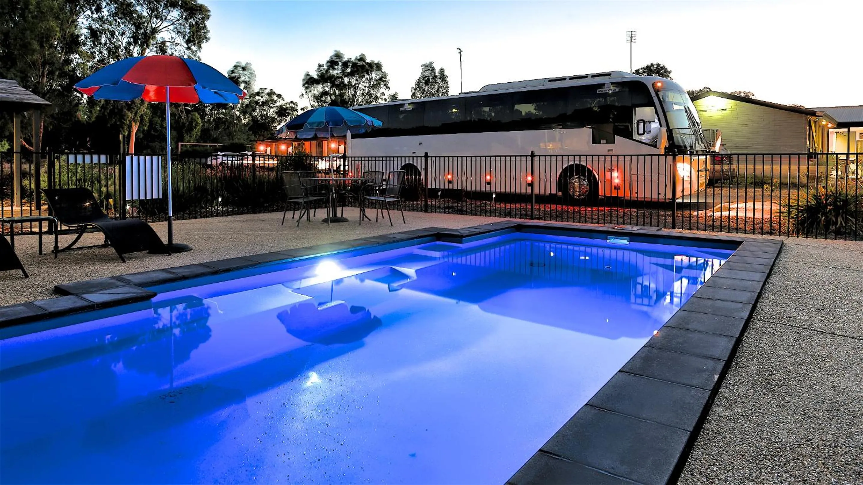Swimming pool in Castle Creek Motor Inn Euroa