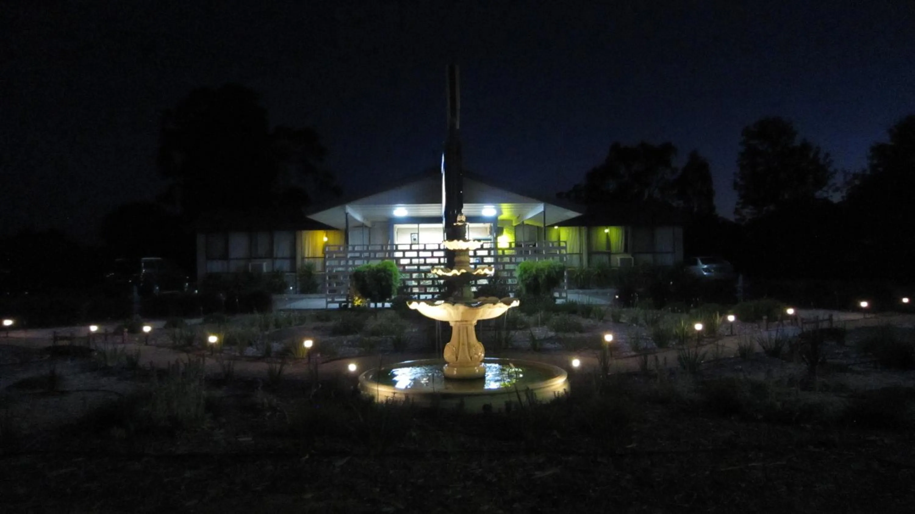 Night in Castle Creek Motor Inn Euroa