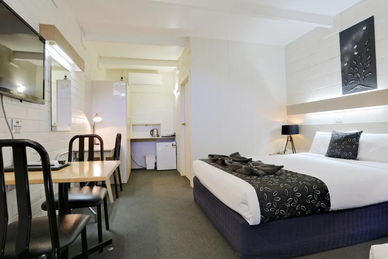 Bed in Castle Creek Motor Inn Euroa