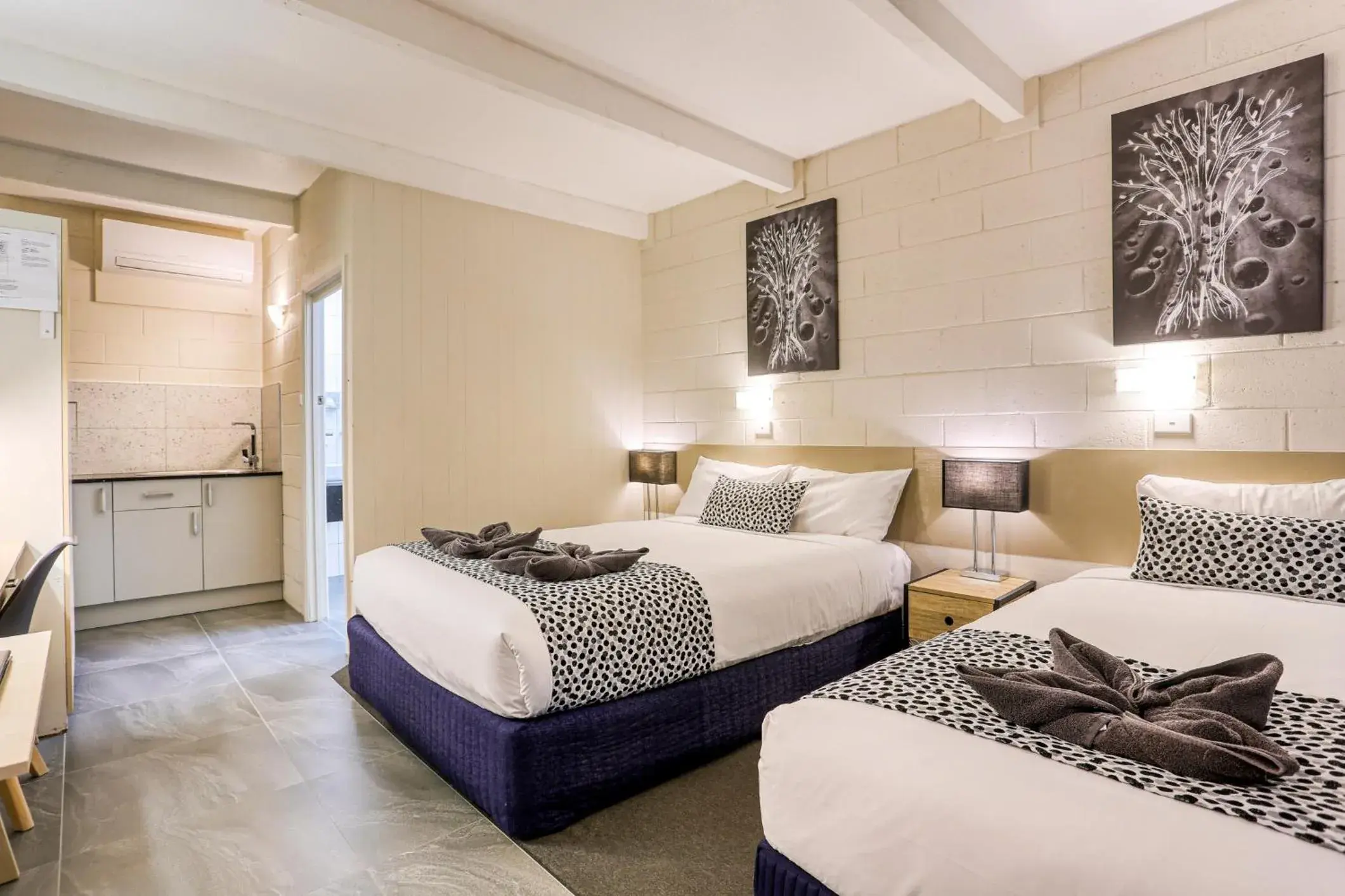 Deluxe Twin Room in Castle Creek Motor Inn Euroa Deluxe Twin Room in Castle Creek Motor Inn Euroa