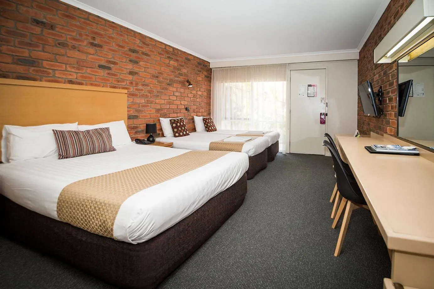 Bed in Australian Settlers Motor Inn