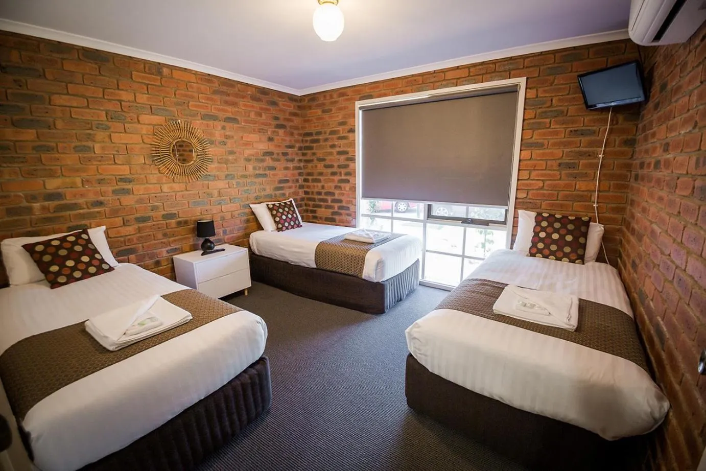 Bed in Australian Settlers Motor Inn