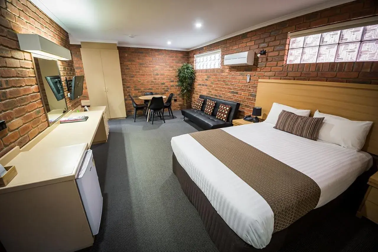 Family Room (2 Adults + 3 Children) in Australian Settlers Motor Inn Family Room (2 Adults + 3 Children) in Australian Settlers Motor Inn