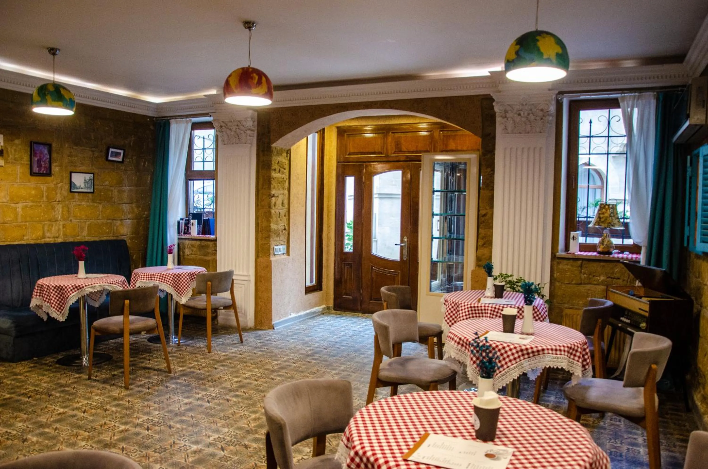 Restaurant/places to eat in Qala Hotel