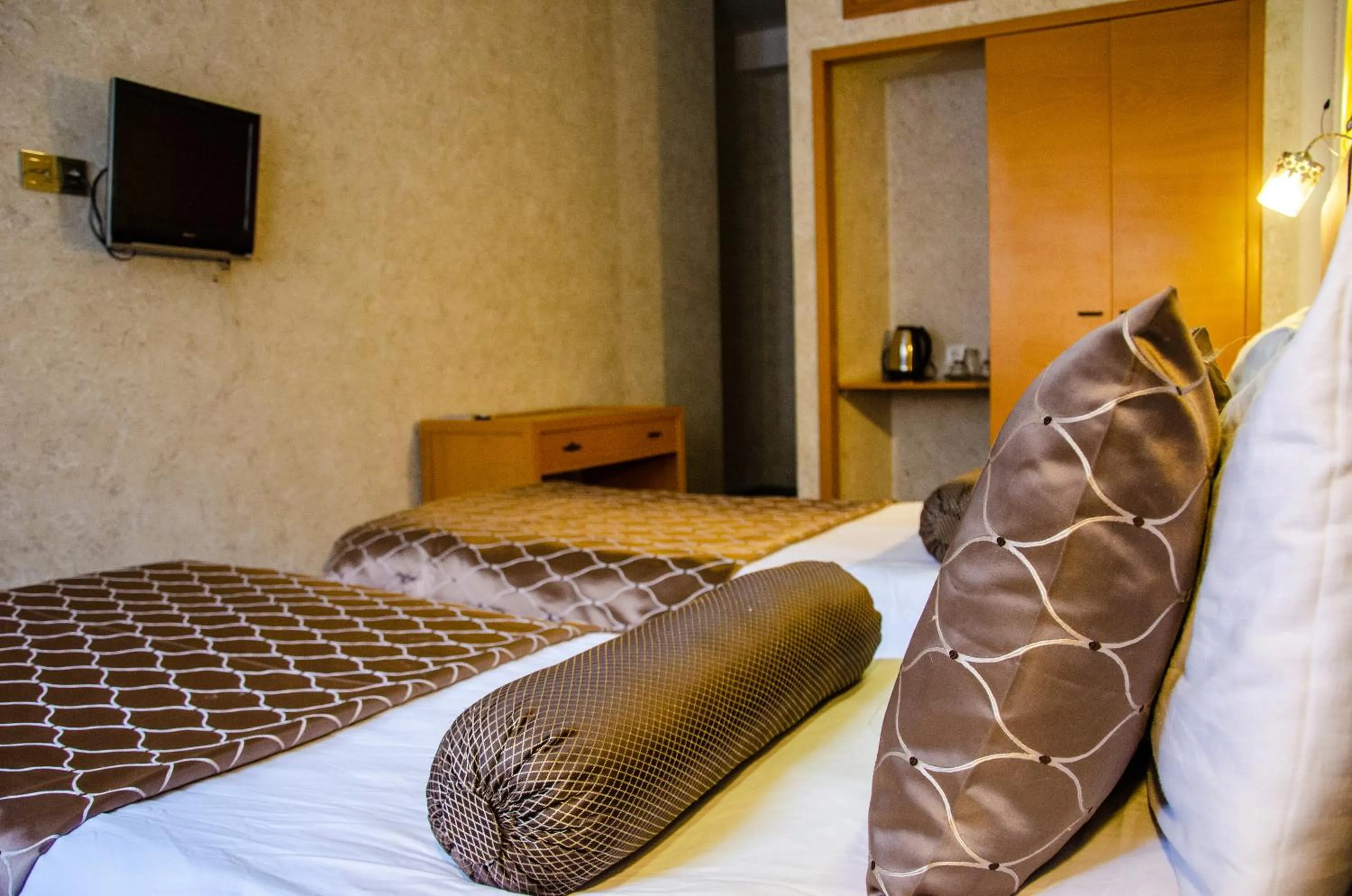 Communal lounge/ TV room, Bed in Qala Hotel