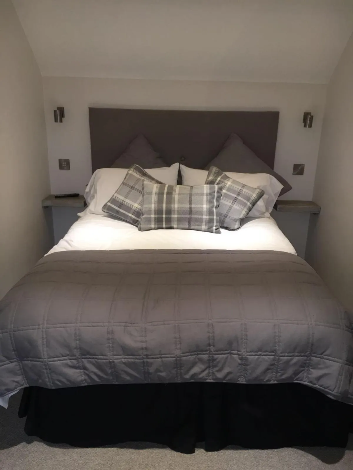 Photo of the whole room, Bed in The Green Man Stanford