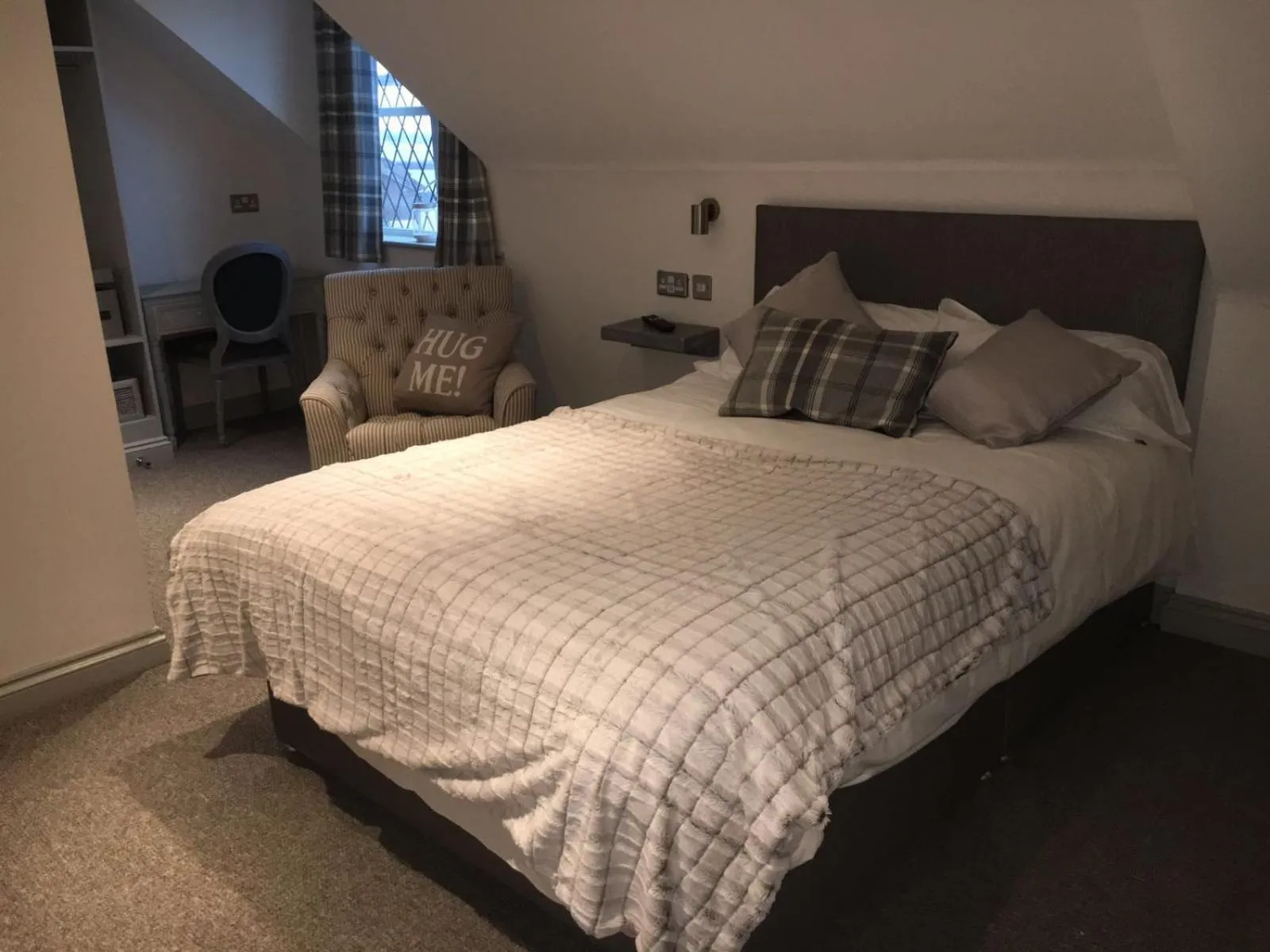 Photo of the whole room, Bed in The Green Man Stanford