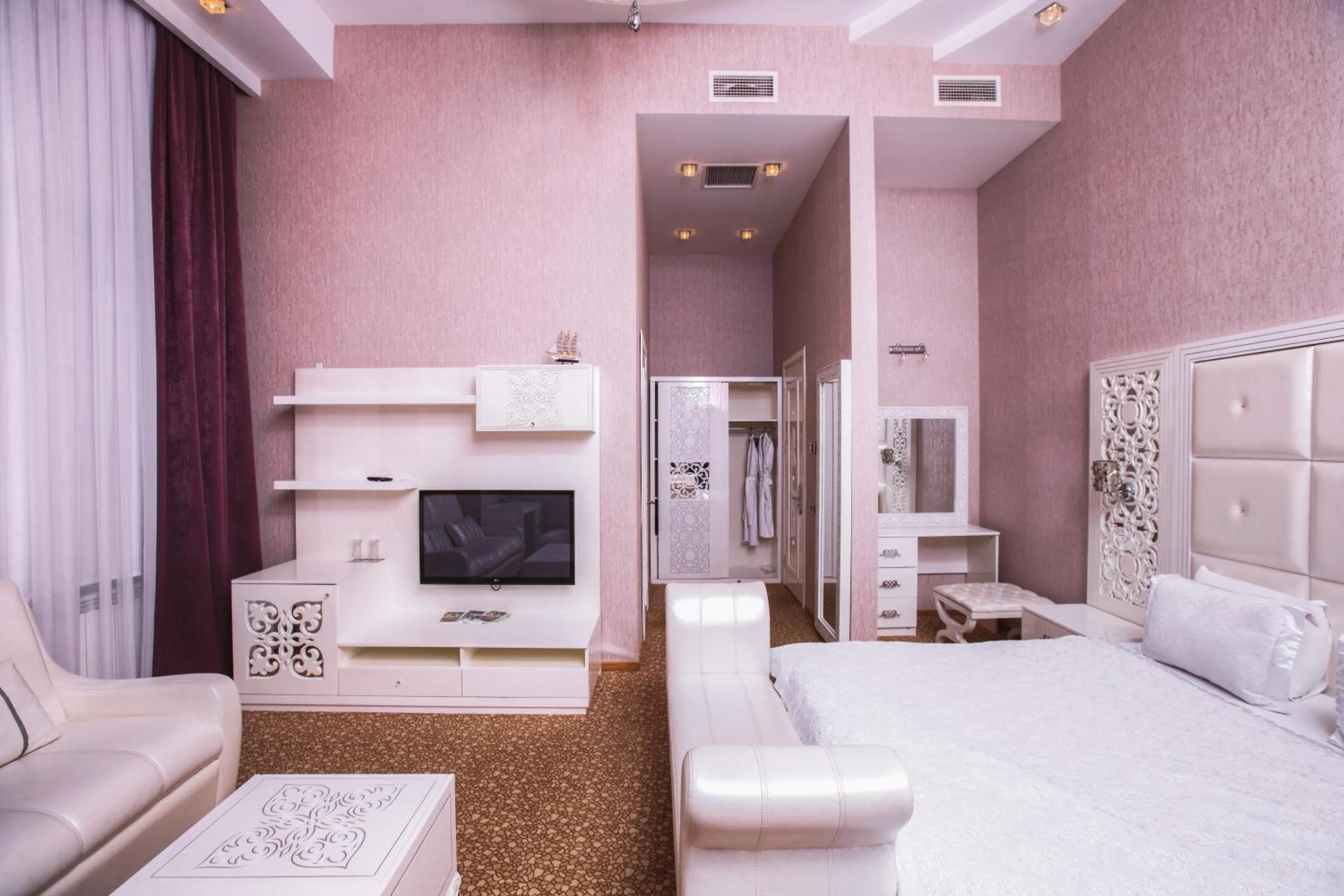 Bedroom, Bed in Admiral Hotel