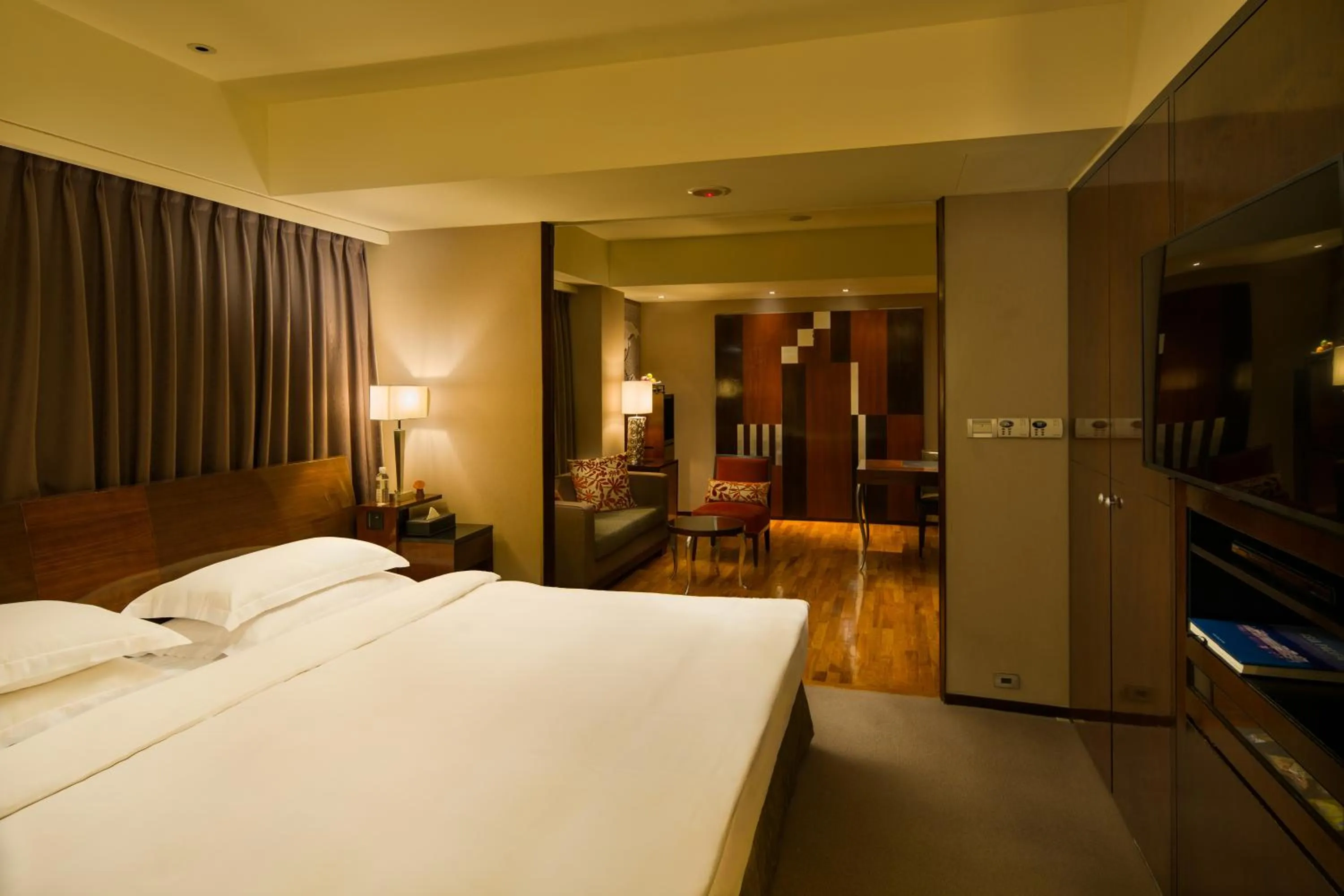 Photo of the whole room, Bed in Les Suites Taipei - Da An