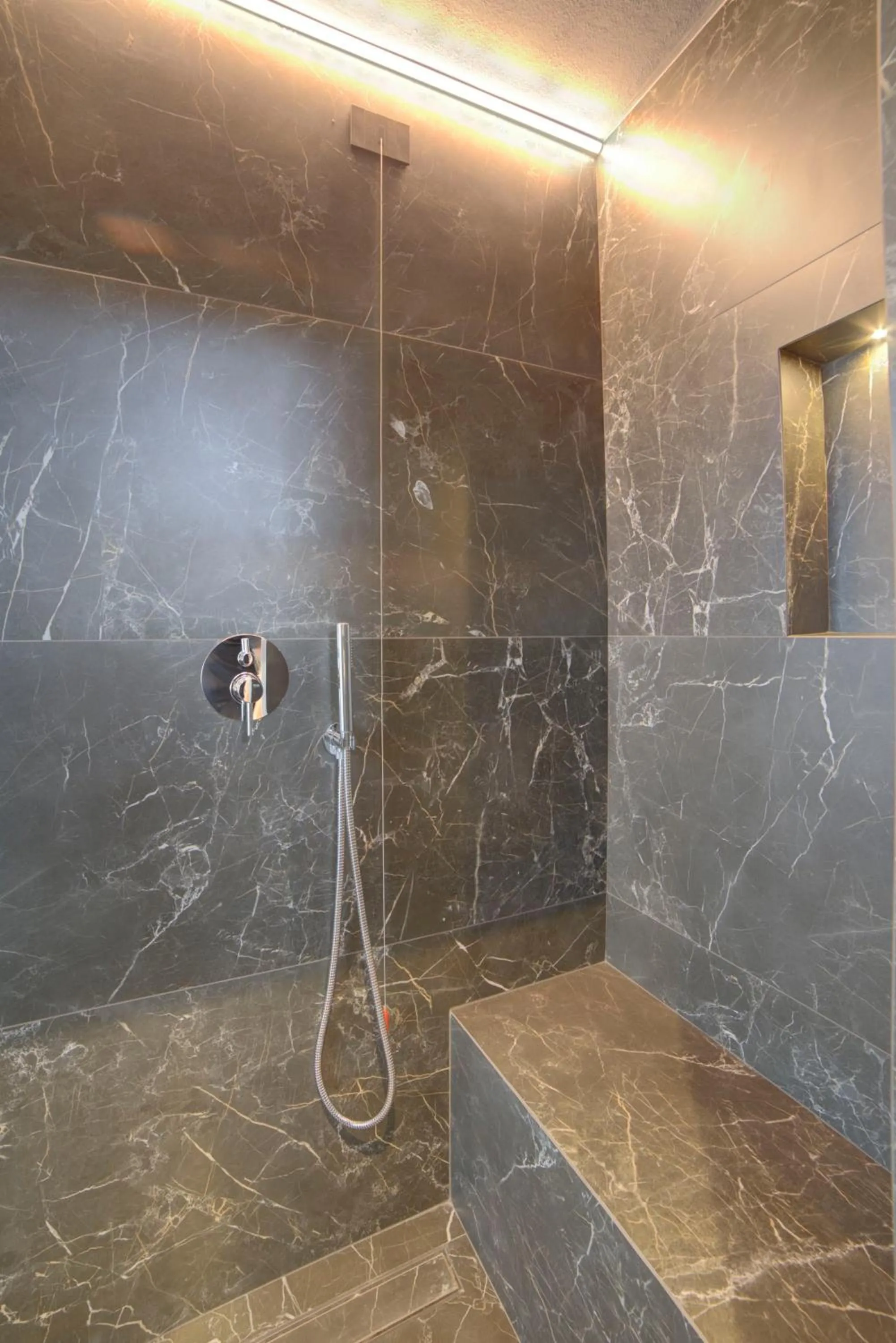 Shower in Montepagano 1137